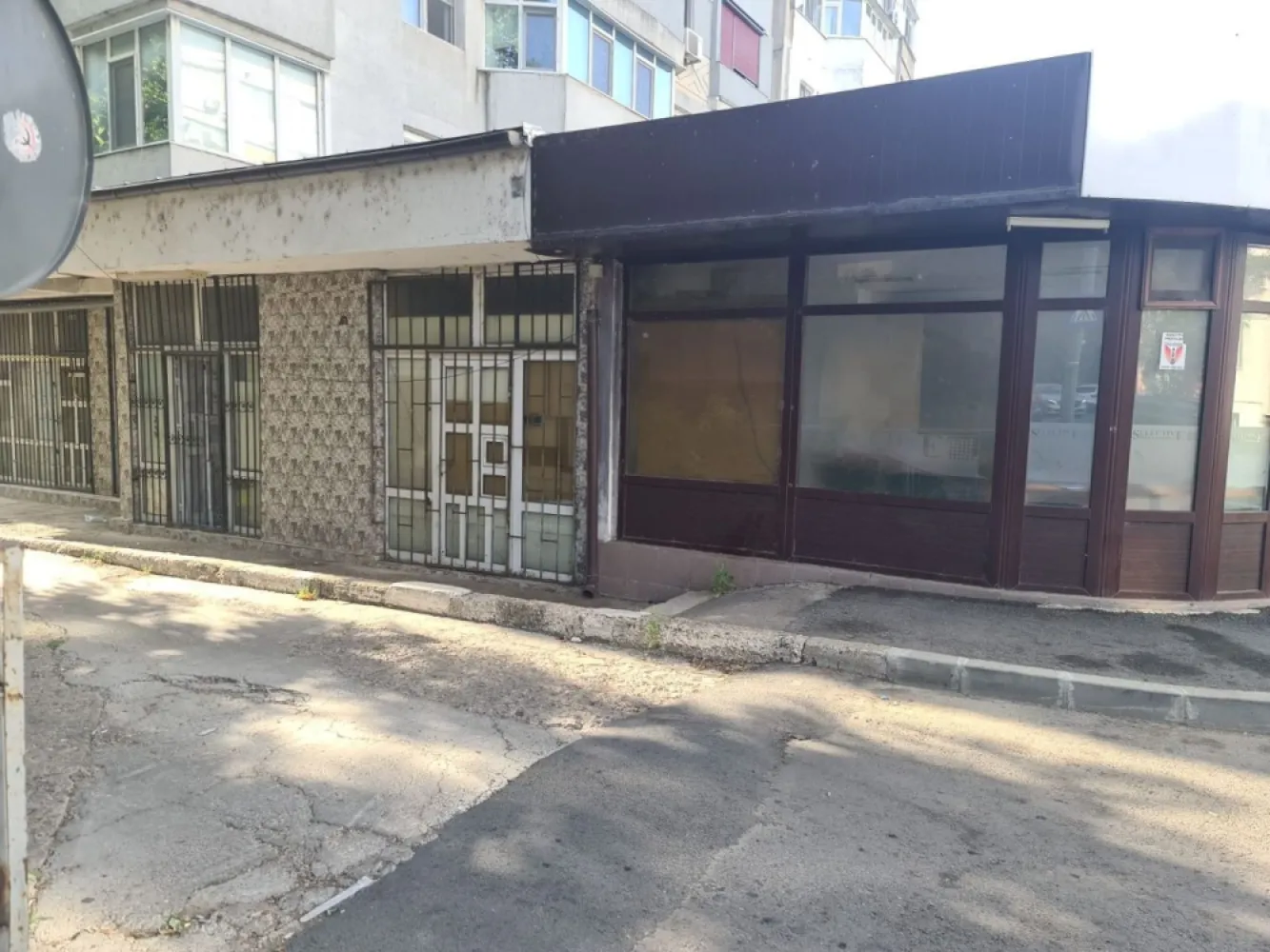 Spatiu comercial 85 mp - Strada Navelor, Faleza Dunarii - MAG Invest va propune spre vanzare un spatiu comercial amplasat intr-una dintre cele mai bune zone ale municipiului Galati, pe Strada Navelor, in imediata apropiere a Falezei Dunarii, cu acces facil catre principalele puncte de interes ale orasului.

Proprietatea beneficiaza de o suprafata utila de 85 mp si reprezinta o oportunitate excelenta atat pentru investitie, cat si pentru desfasurarea unei activitati comerciale, de birouri sau servicii.

Unul dintre principalele avantaje ale acestei proprietati il reprezinta pozitionarea excelenta, intr-o zona cu vad comercial foarte bun, trafic pietonal constant si vizibilitate stradala ridicata.

Caracteristici:
suprafata utila 85 mp;
centrala termica proprie;
compartimentare eficienta;
vizibilitate stradala foarte buna;
acces facil pentru clienti;
zona cu trafic pietonal intens;
posibilitati de parcare in imediata apropiere;
amplasare ultracentrala.

Datorita amplasarii de exceptie, spatiul este potrivit pentru showroom, cabinet, birouri, activitati comerciale, servicii profesionale sau alte afaceri care necesita expunere, accesibilitate si vizibilitate.

Pret de vanzare: 95.000 Euro.
Pentru informatii suplimentare si programarea unei vizionari:
Ene Marian
0740.949.871

Oferta disponibila prin MAG Invest.
Comision de intermediere conform contractului de prestari servicii.