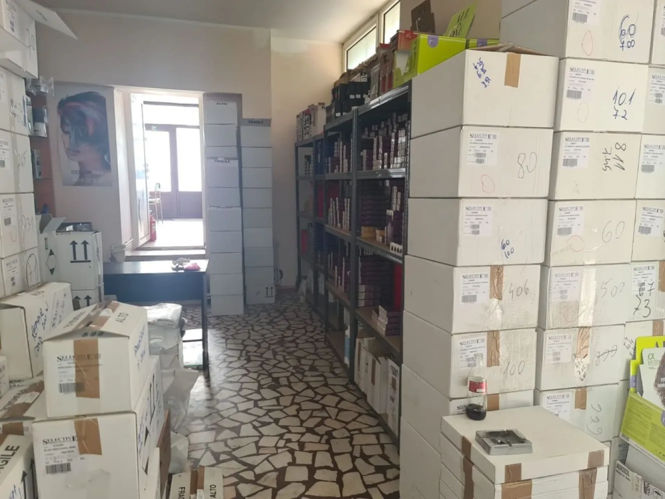 Spatiu comercial 85 mp - Strada Navelor, Faleza Dunarii - MAG Invest va propune spre vanzare un spatiu comercial amplasat intr-una dintre cele mai bune zone ale municipiului Galati, pe Strada Navelor, in imediata apropiere a Falezei Dunarii, cu acces facil catre principalele puncte de interes ale orasului.

Proprietatea beneficiaza de o suprafata utila de 85 mp si reprezinta o oportunitate excelenta atat pentru investitie, cat si pentru desfasurarea unei activitati comerciale, de birouri sau servicii.

Unul dintre principalele avantaje ale acestei proprietati il reprezinta pozitionarea excelenta, intr-o zona cu vad comercial foarte bun, trafic pietonal constant si vizibilitate stradala ridicata.

Caracteristici:
suprafata utila 85 mp;
centrala termica proprie;
compartimentare eficienta;
vizibilitate stradala foarte buna;
acces facil pentru clienti;
zona cu trafic pietonal intens;
posibilitati de parcare in imediata apropiere;
amplasare ultracentrala.

Datorita amplasarii de exceptie, spatiul este potrivit pentru showroom, cabinet, birouri, activitati comerciale, servicii profesionale sau alte afaceri care necesita expunere, accesibilitate si vizibilitate.

Pret de vanzare: 95.000 Euro.
Pentru informatii suplimentare si programarea unei vizionari:
Ene Marian
0740.949.871

Oferta disponibila prin MAG Invest.
Comision de intermediere conform contractului de prestari servicii.