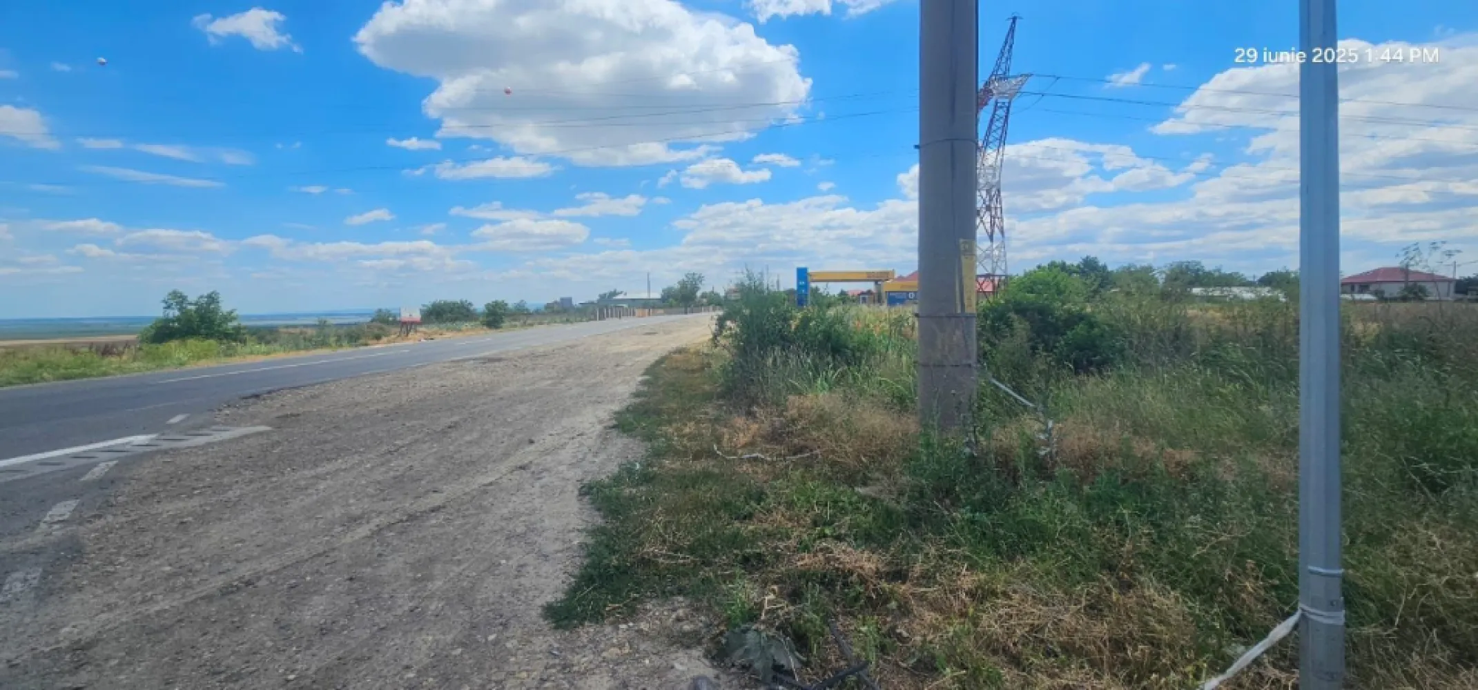 Loturi teren 590 mp - Vanatori, jud Galati, 43 mp negociabil - Teren de vânzare cu caracter privilegiat, ideal pentru construcția casei visurilor tale sau pentru o investiție profitabilă. Situat într-o zonă liniștită, dar cu acces rapid la toate facilitatile urbane, acest teren îți oferă tot ce ai nevoie pentru un stil de viață confortabil și sigur.

Caracteristici principale:
Deschidere generoasă: 17,37 metri liniari, pentru o amplasare flexibilă
Acces direct din stradă, cu poartă pe alee privată pentru intimitate și siguranță
Alimentare cu apă și curent deja disponibile pe teren
Gaz și canalizare la doar 200 metri distanță (fosa septică, opțiune practică și economică)
Preț competitiv: doar 42 €/mp – o oportunitate pe care nu trebuie să o ratezi!
Disponibile - 2 loturi 

Contactează-ne acum pentru mai multe detalii și pentru a programa o vizionare: Ene Marian – 0740 949 871
Mag Invest – Profesionism și siguranță în fiecare pas al tranzactiei!