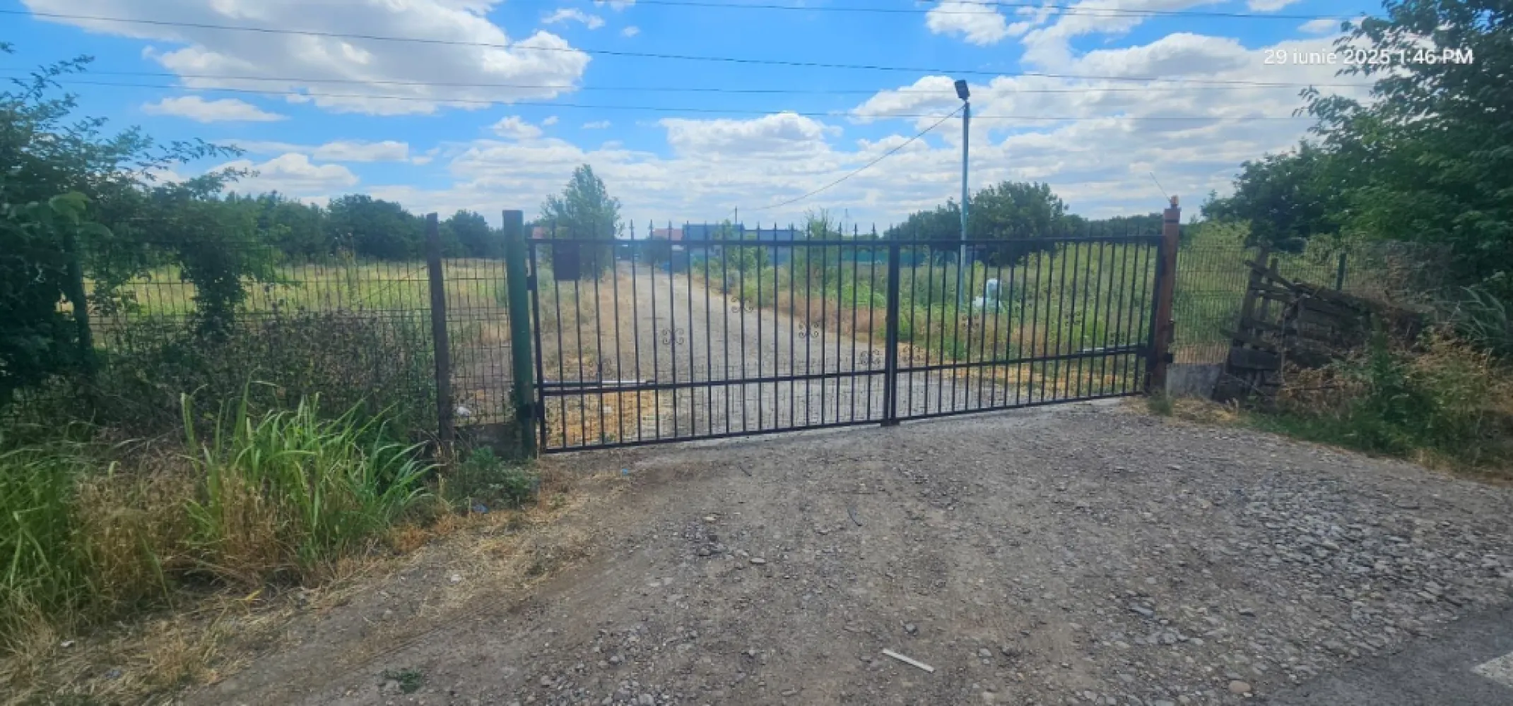 Loturi teren 590 mp - Vanatori, jud Galati, 43 mp negociabil - Teren de vânzare cu caracter privilegiat, ideal pentru construcția casei visurilor tale sau pentru o investiție profitabilă. Situat într-o zonă liniștită, dar cu acces rapid la toate facilitatile urbane, acest teren îți oferă tot ce ai nevoie pentru un stil de viață confortabil și sigur.

Caracteristici principale:
Deschidere generoasă: 17,37 metri liniari, pentru o amplasare flexibilă
Acces direct din stradă, cu poartă pe alee privată pentru intimitate și siguranță
Alimentare cu apă și curent deja disponibile pe teren
Gaz și canalizare la doar 200 metri distanță (fosa septică, opțiune practică și economică)
Preț competitiv: doar 42 €/mp – o oportunitate pe care nu trebuie să o ratezi!
Disponibile - 2 loturi 

Contactează-ne acum pentru mai multe detalii și pentru a programa o vizionare: Ene Marian – 0740 949 871
Mag Invest – Profesionism și siguranță în fiecare pas al tranzactiei!