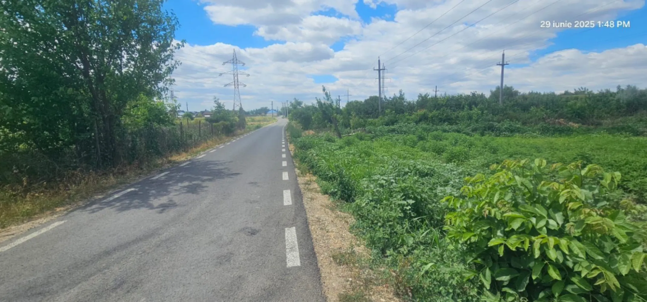 Loturi teren 590 mp - Vanatori, jud Galati, 43 mp negociabil - Teren de vânzare cu caracter privilegiat, ideal pentru construcția casei visurilor tale sau pentru o investiție profitabilă. Situat într-o zonă liniștită, dar cu acces rapid la toate facilitatile urbane, acest teren îți oferă tot ce ai nevoie pentru un stil de viață confortabil și sigur.

Caracteristici principale:
Deschidere generoasă: 17,37 metri liniari, pentru o amplasare flexibilă
Acces direct din stradă, cu poartă pe alee privată pentru intimitate și siguranță
Alimentare cu apă și curent deja disponibile pe teren
Gaz și canalizare la doar 200 metri distanță (fosa septică, opțiune practică și economică)
Preț competitiv: doar 42 €/mp – o oportunitate pe care nu trebuie să o ratezi!
Disponibile - 2 loturi 

Contactează-ne acum pentru mai multe detalii și pentru a programa o vizionare: Ene Marian – 0740 949 871
Mag Invest – Profesionism și siguranță în fiecare pas al tranzactiei!