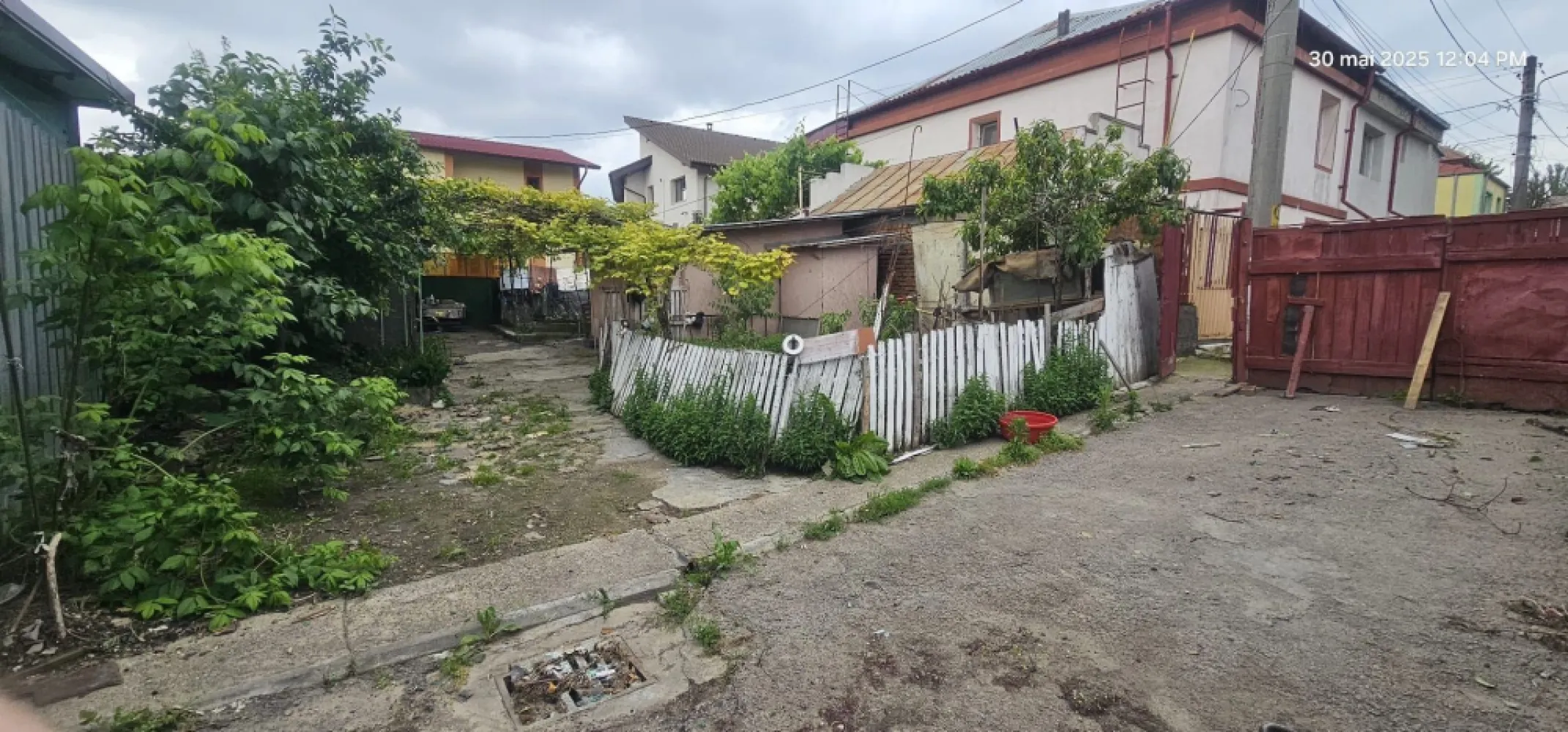 Teren de vanzare - Piata Centrala, 300 mp, toate utilitatile - O oportunitate excelentă pentru cei interesați de dezvoltare sau investiție! 
Teren de 300 metri pătrați situat in inima orasului, într-o zonă accesibilă și bine conectată. 
Suprafața generoasă permite construirea unei case noi, amenajarea unui spațiu verde sau alte proiecte imobiliare.

Caracteristici principale:
Suprafață: 300 mp
Locatie: Piata Centrala
Utilități complete (apă, canalizare, electricitate, gaze)
Anterior, pe teren se află o casă veche, care necesită demolare
Potrivit pentru construcție de locuința sau investiții
Preț: 52.000 euro sau schimb cu apartament+diferenta 

Pentru mai multe detalii sau programarea unei vizionări, nu ezitați să ne contactați! - 0740.949.871 - Marian Ene