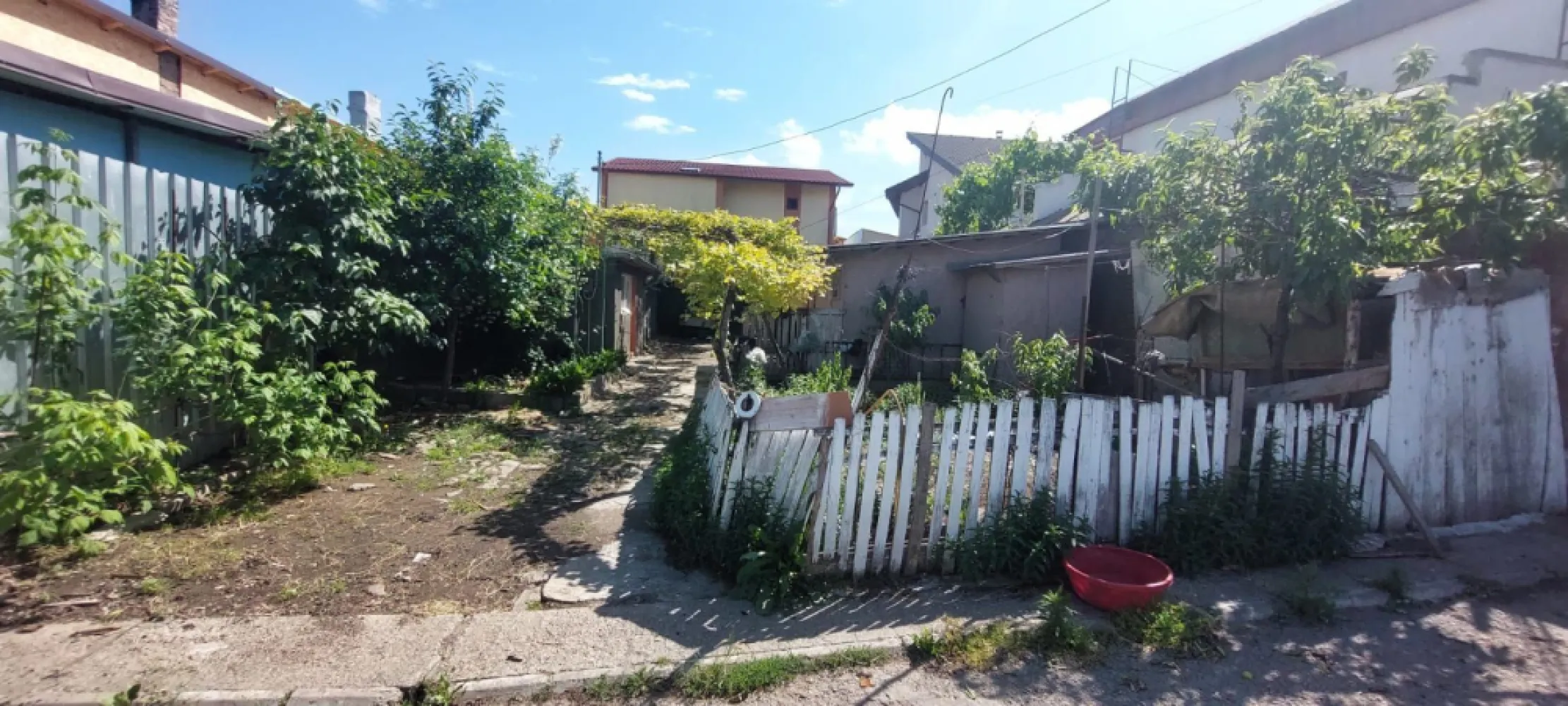 Teren de vanzare - Piata Centrala, 300 mp, toate utilitatile - O oportunitate excelentă pentru cei interesați de dezvoltare sau investiție! 
Teren de 300 metri pătrați situat in inima orasului, într-o zonă accesibilă și bine conectată. 
Suprafața generoasă permite construirea unei case noi, amenajarea unui spațiu verde sau alte proiecte imobiliare.

Caracteristici principale:
Suprafață: 300 mp
Locatie: Piata Centrala
Utilități complete (apă, canalizare, electricitate, gaze)
Anterior, pe teren se află o casă veche, care necesită demolare
Potrivit pentru construcție de locuința sau investiții
Preț: 52.000 euro sau schimb cu apartament+diferenta 

Pentru mai multe detalii sau programarea unei vizionări, nu ezitați să ne contactați! - 0740.949.871 - Marian Ene