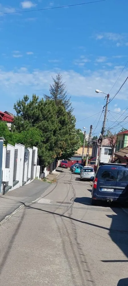 Teren de vanzare - Piata Centrala, 300 mp, toate utilitatile - O oportunitate excelentă pentru cei interesați de dezvoltare sau investiție! 
Teren de 300 metri pătrați situat in inima orasului, într-o zonă accesibilă și bine conectată. 
Suprafața generoasă permite construirea unei case noi, amenajarea unui spațiu verde sau alte proiecte imobiliare.

Caracteristici principale:
Suprafață: 300 mp
Locatie: Piata Centrala
Utilități complete (apă, canalizare, electricitate, gaze)
Anterior, pe teren se află o casă veche, care necesită demolare
Potrivit pentru construcție de locuința sau investiții
Preț: 52.000 euro sau schimb cu apartament+diferenta 

Pentru mai multe detalii sau programarea unei vizionări, nu ezitați să ne contactați! - 0740.949.871 - Marian Ene