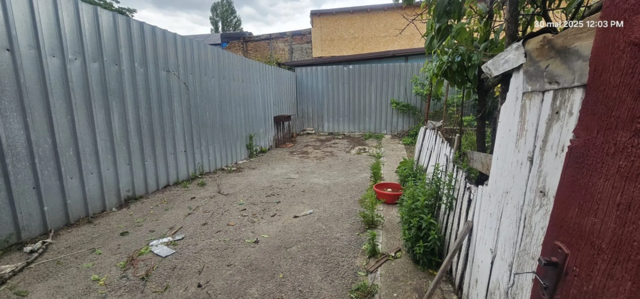 Teren de vanzare - Piata Centrala, 300 mp, toate utilitatile - O oportunitate excelentă pentru cei interesați de dezvoltare sau investiție! 
Teren de 300 metri pătrați situat in inima orasului, într-o zonă accesibilă și bine conectată. 
Suprafața generoasă permite construirea unei case noi, amenajarea unui spațiu verde sau alte proiecte imobiliare.

Caracteristici principale:
Suprafață: 300 mp
Locatie: Piata Centrala
Utilități complete (apă, canalizare, electricitate, gaze)
Anterior, pe teren se află o casă veche, care necesită demolare
Potrivit pentru construcție de locuința sau investiții
Preț: 52.000 euro sau schimb cu apartament+diferenta 

Pentru mai multe detalii sau programarea unei vizionări, nu ezitați să ne contactați! - 0740.949.871 - Marian Ene