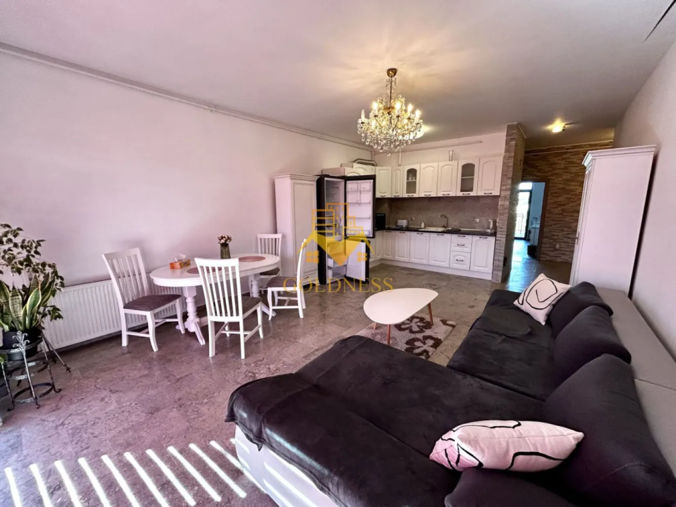 2 camere, Parcare, Premium, Platina, USAMV, Lukoil, Big Belly,Manastur - GOLDNESS Imobiliare vă propune spre închiriere un apartament cu 2 camere open space, complet mobilat și utilat, la etajul 6 într-un imobil de 7 etaje, în Cartierul Manastur.
Dispune de loc de parcare!
Se află în apropierea stațiilor de transport în comun, magazine, restaurante, spații verzi, farmacii, etc. 

Apartamentul este compartimentat astfel:
 - dormitor cu pat matrimonial, dressing, noptiere
 - living cu bucatarie open space complet utilată și mobilată, canapea extensibilă, loc de servit masa 
 - baie cu dus walk-in, calorifer port prosop și dulap pentru depozitare.
 - terasa de 10 mp.

Imobilul este dotat cu toate cele necesare- centrală proprie, frigider, aragaz, hotă, mașină de spălat haine, etc. 

Dacă sunteți interesați de acest apartament și doriți să îl vizionați, dar și pentru alte oferte nu ezitați să ne contactați telefonic sau prin e-mail. Vă stăm la dispoziție!
Pentru intermediere se percepe un comision de 50% din prețul chiriei!