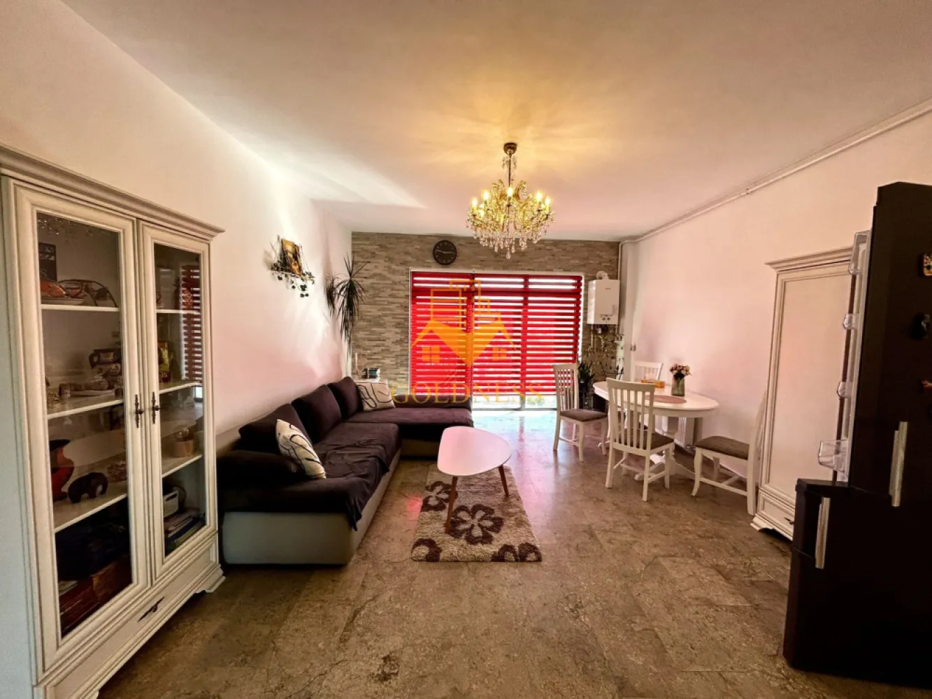 2 camere, Parcare, Premium, Platina, USAMV, Lukoil, Big Belly,Manastur - GOLDNESS Imobiliare vă propune spre închiriere un apartament cu 2 camere open space, complet mobilat și utilat, la etajul 6 într-un imobil de 7 etaje, în Cartierul Manastur.
Dispune de loc de parcare!
Se află în apropierea stațiilor de transport în comun, magazine, restaurante, spații verzi, farmacii, etc. 

Apartamentul este compartimentat astfel:
 - dormitor cu pat matrimonial, dressing, noptiere
 - living cu bucatarie open space complet utilată și mobilată, canapea extensibilă, loc de servit masa 
 - baie cu dus walk-in, calorifer port prosop și dulap pentru depozitare.
 - terasa de 10 mp.

Imobilul este dotat cu toate cele necesare- centrală proprie, frigider, aragaz, hotă, mașină de spălat haine, etc. 

Dacă sunteți interesați de acest apartament și doriți să îl vizionați, dar și pentru alte oferte nu ezitați să ne contactați telefonic sau prin e-mail. Vă stăm la dispoziție!
Pentru intermediere se percepe un comision de 50% din prețul chiriei!
