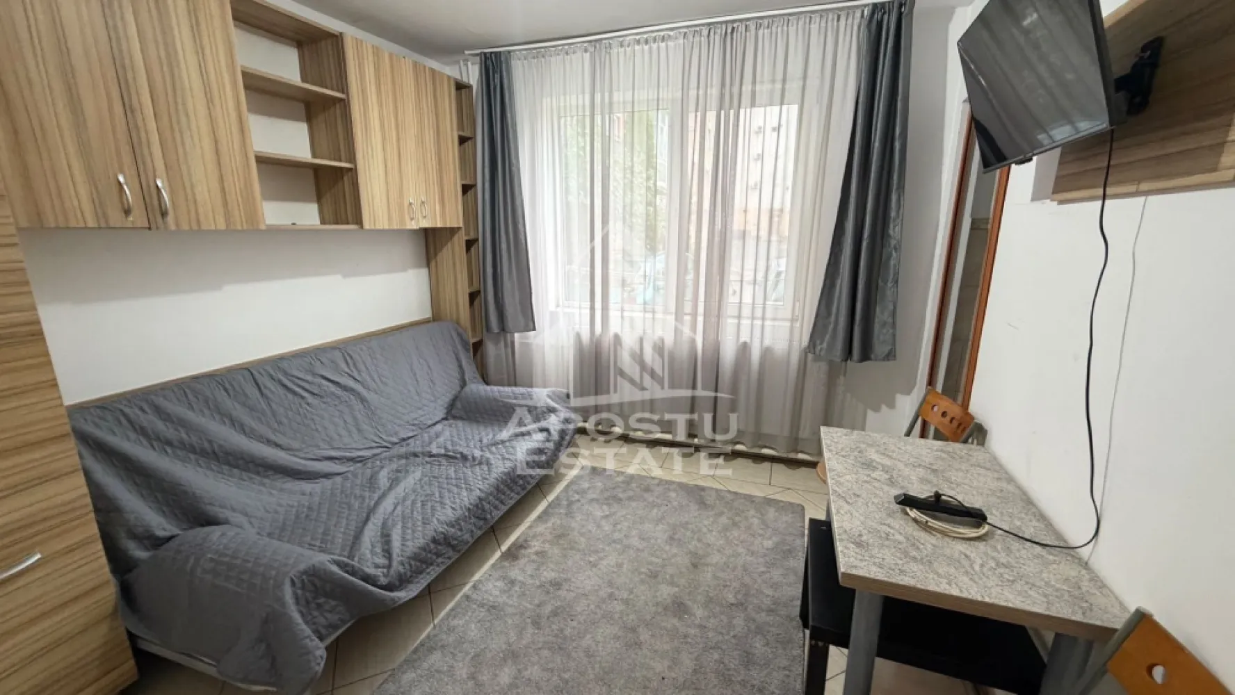 Apartament 1 camere de inchiriat,Compexul Studentesc, Timisoara - Agentia imobiliara APOSTU ESTATE va propune spre inchiriere un apartament cu 1 camere, spatios si luminos, situat in zona Compexul Studentesc, o zona linistita si bine pozitionata din Timisoara, potrivit pentru cupluri sau studenti care isi doresc o locuinta unde sa se simta confortabil si cu acces facil catre scoli, statii de autobuz, supermarketuri , magazine de zona, parcuri.

Suprafata utila: 18 mp
Compartimentare eficienta:
-Hol de acces generos
-Bucatarie mobilata si utilata
-Dormitor mobilat si utilat
-Baie prevazuta cu dus

Confort si facilitati:
-Incalzirea apartamentului: colterm
-Apartamentul este complet mobilat si utilat
-Se accepta animale de companie de catre proprietar

Localizare:
-Timis,Timisoara, zona Compexul Studentesc– acces facil spre magazine, parcuri si mijloace de transport in comun.

Ideal pentru:
-Cupluri
-Studenti

Disponibilitate: imediata
Pret chirie lunara: 230 euro 
Programeaza o vizionare pentru a-ti putea imagina viitorul aici!
ID intern: CP3200494