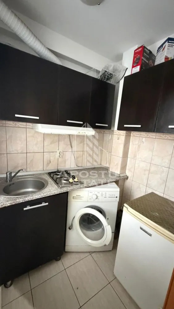 Apartament 1 camere de inchiriat,Compexul Studentesc, Timisoara - Agentia imobiliara APOSTU ESTATE va propune spre inchiriere un apartament cu 1 camere, spatios si luminos, situat in zona Compexul Studentesc, o zona linistita si bine pozitionata din Timisoara, potrivit pentru cupluri sau studenti care isi doresc o locuinta unde sa se simta confortabil si cu acces facil catre scoli, statii de autobuz, supermarketuri , magazine de zona, parcuri.

Suprafata utila: 18 mp
Compartimentare eficienta:
-Hol de acces generos
-Bucatarie mobilata si utilata
-Dormitor mobilat si utilat
-Baie prevazuta cu dus

Confort si facilitati:
-Incalzirea apartamentului: colterm
-Apartamentul este complet mobilat si utilat
-Se accepta animale de companie de catre proprietar

Localizare:
-Timis,Timisoara, zona Compexul Studentesc– acces facil spre magazine, parcuri si mijloace de transport in comun.

Ideal pentru:
-Cupluri
-Studenti

Disponibilitate: imediata
Pret chirie lunara: 230 euro 
Programeaza o vizionare pentru a-ti putea imagina viitorul aici!
ID intern: CP3200494