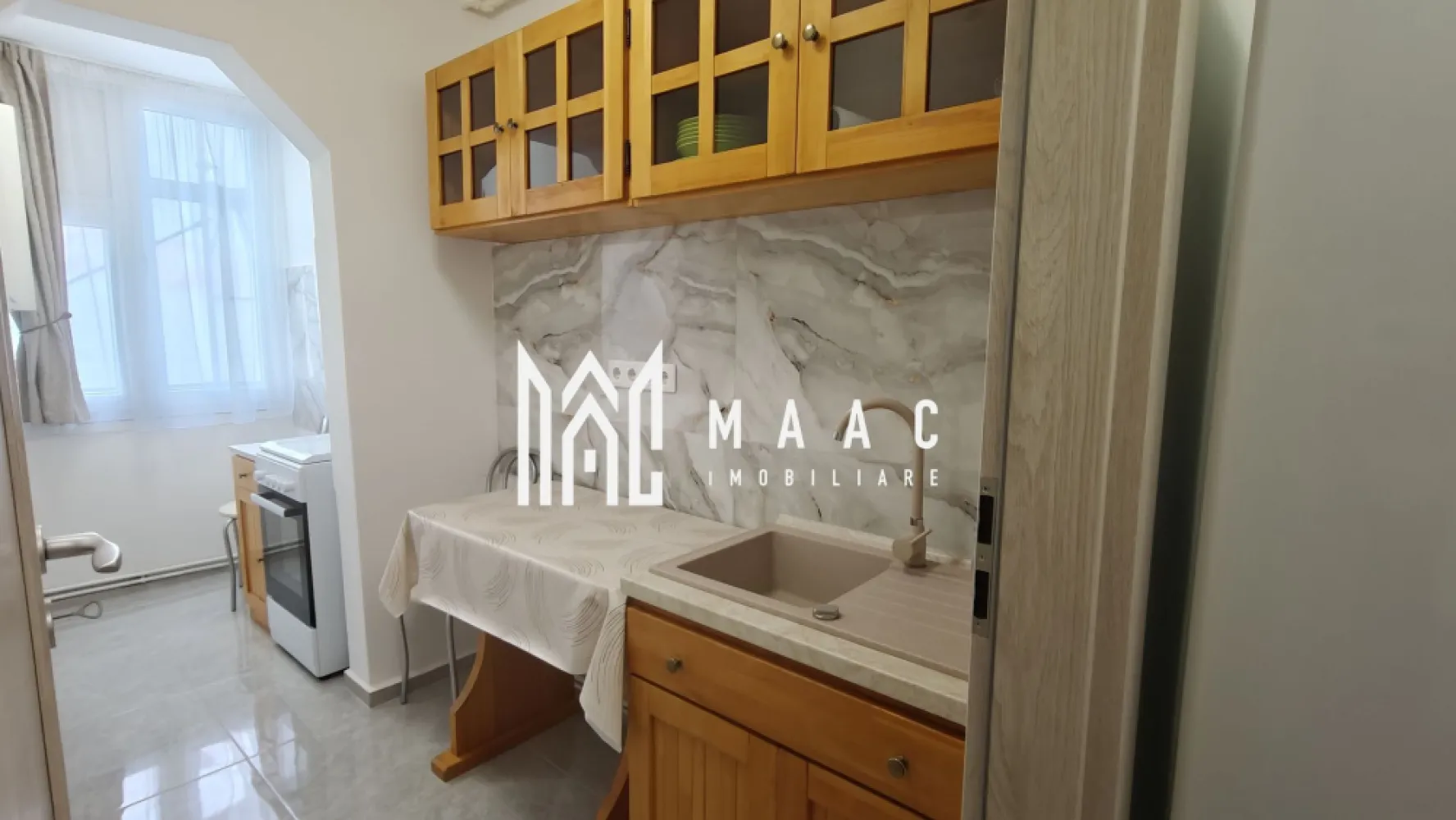 Garsonieră modernă I Mobilată I 27 mpu I Etaj 4 I V. Aaron - MAAC Imobiliare vă propune spre închiriere o garsonieră recent renovată, amplasată la etajul 4 al unui bloc reabilitat termic, situat în zona Străzii Semaforului — o locație practică, bine conectată, ideală pentru o persoană activă sau un cuplu la început de drum.

Compartimentare eficientă:
hol de acces
dormitor
bucătărie
baie

Avantaje:
Instalații electrice și sanitare noi.
Pereți indreptați, pardoseală refăcută.
Se închiriază mobilată și utilată complet, cu electrocasnice moderne.

Condiții de închiriere: Se percepe garanția echivalentă cu o lună de chirie, plus chiriei curente la momentul semnării contractului.

Contactează MAAC Imobiliare pentru vizionare, specificând ID CP3192587.