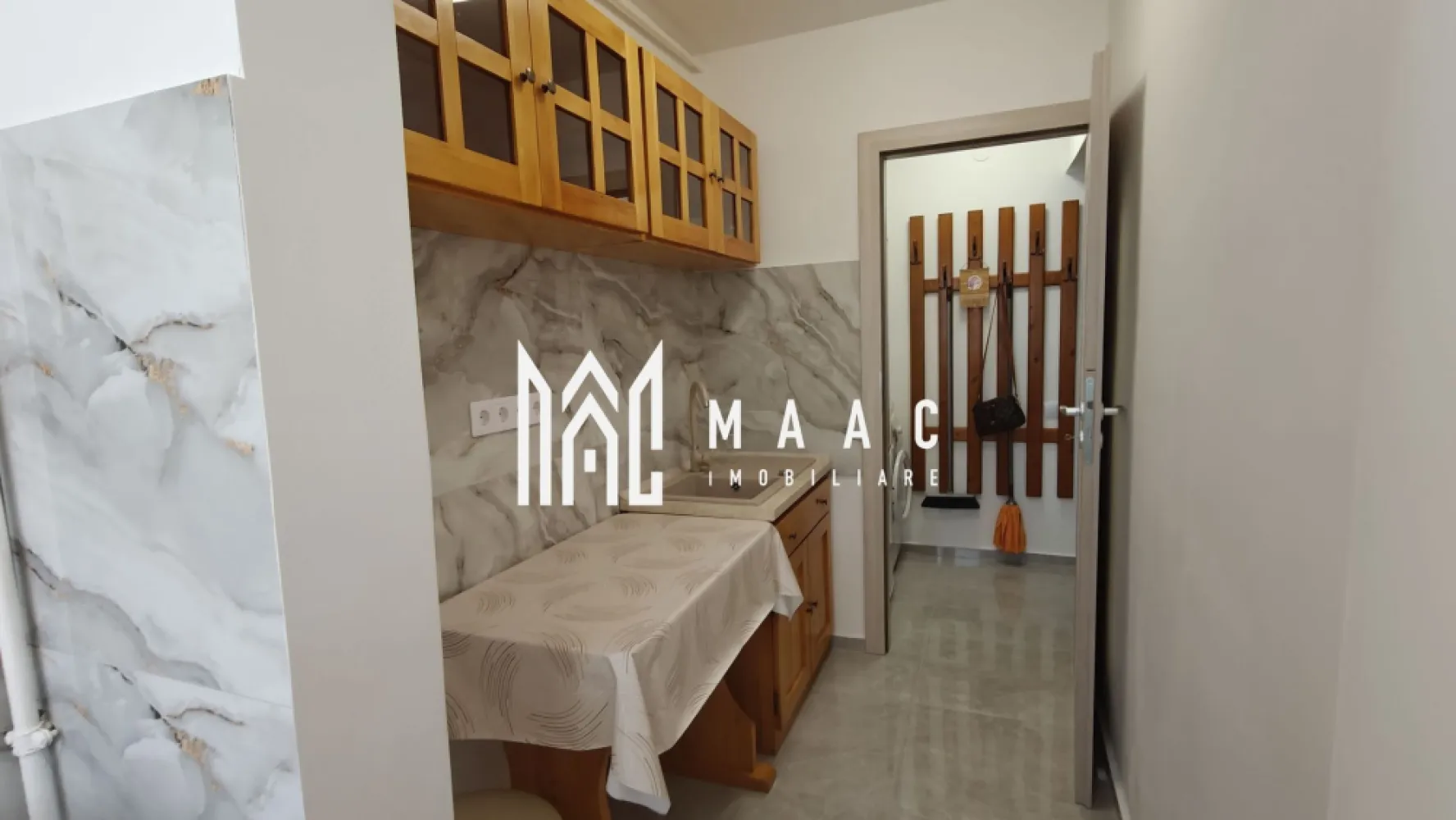 Garsonieră modernă I Mobilată I 27 mpu I Etaj 4 I V. Aaron - MAAC Imobiliare vă propune spre închiriere o garsonieră recent renovată, amplasată la etajul 4 al unui bloc reabilitat termic, situat în zona Străzii Semaforului — o locație practică, bine conectată, ideală pentru o persoană activă sau un cuplu la început de drum.

Compartimentare eficientă:
hol de acces
dormitor
bucătărie
baie

Avantaje:
Instalații electrice și sanitare noi.
Pereți indreptați, pardoseală refăcută.
Se închiriază mobilată și utilată complet, cu electrocasnice moderne.

Condiții de închiriere: Se percepe garanția echivalentă cu o lună de chirie, plus chiriei curente la momentul semnării contractului.

Contactează MAAC Imobiliare pentru vizionare, specificând ID CP3192587.