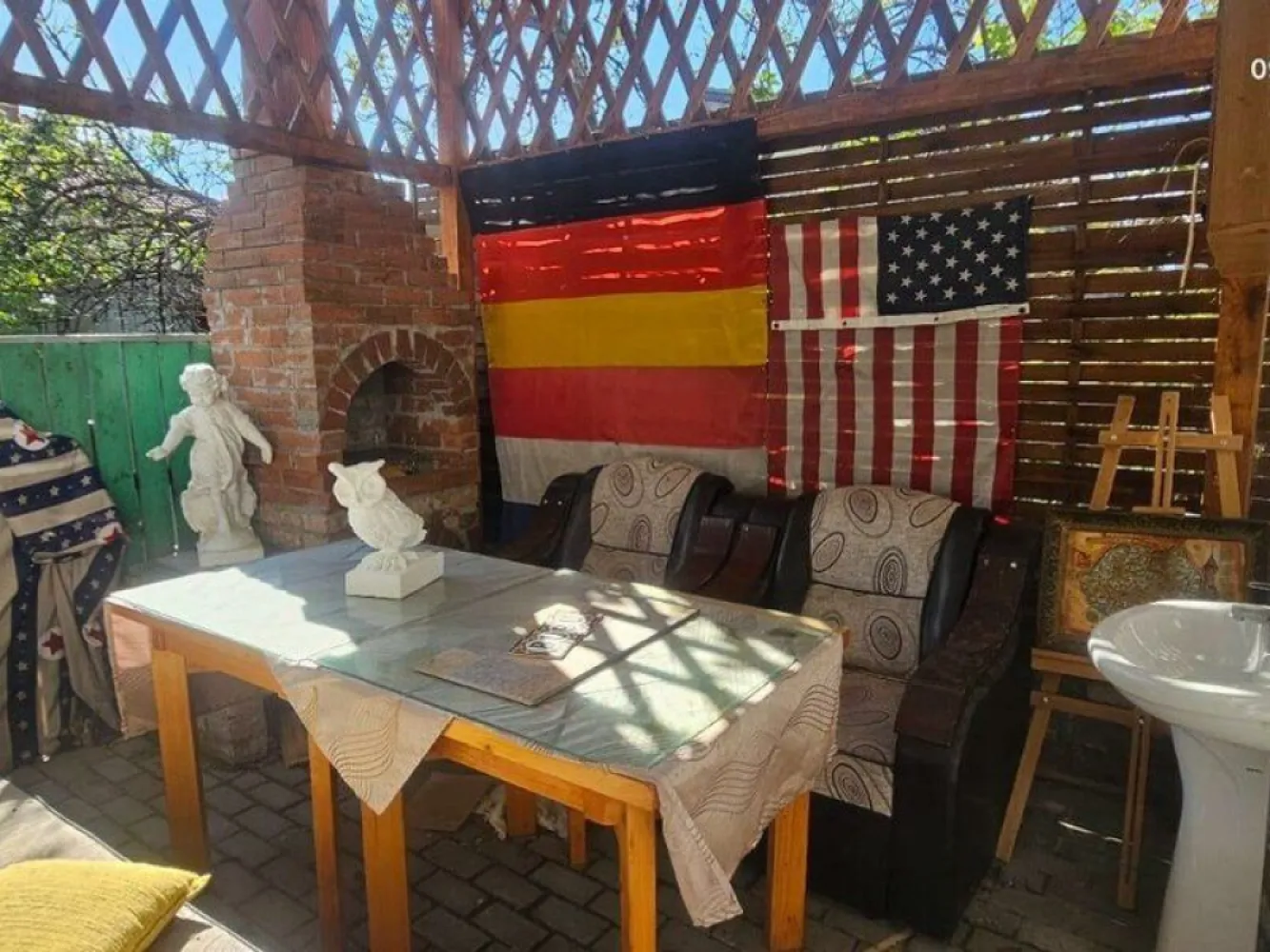 Casă + terasa, 50 mp - zona centrala - Grădina Publică -58000 euro - Vă prezentăm o oportunitate excelentă de achiziție, o casă bine întreținută, situată într-o zonă liniștită și pitorească, foarte aproape de Grădina Publică. Ideală pentru o familie care își dorește confortul unui cămin primitor și accesibil la facilități.

Detalii imobil:
- Suprafața construită: 45 mp
- Căsuța anexa (magazie):20 mp
- Grădină: 50 mp
- Structură: Construită din cărămidă, cu acoperiș din tablă
-Dotări: Centrală termică, feronerie din termopan, gresie și faianță
- Mobilare: Proprietatea se vinde mobilată, fiind astfel gata pentru a fi locuită imediat

Curte și facilități:
Imobilul dispune de o curte comună cu încă o familie, ceea ce facilitează o atmosferă prietenoasă și un sentiment de comunitate. În apropierea casei, veți găsi un foișor amenajat, dotat cu grătar, ideal pentru momente de relaxare și întâlniri cu prietenii sau familia.
Poziționare:
Locația excelentă, în imediata apropiere a Grădinii Publice, vă oferă acces rapid la spații verzi pentru relaxare, activități recreative, precum și la diverse magazine și facilități de transport.

Preț propus pentru tranzacționare la 58.000 euro, negociabil.

Contactați-ne pentru mai multe detalii sau pentru a programa o vizionare. 
Contact - 0740.949.871 - Marian Ene, consilier imobiliar Mag Invest