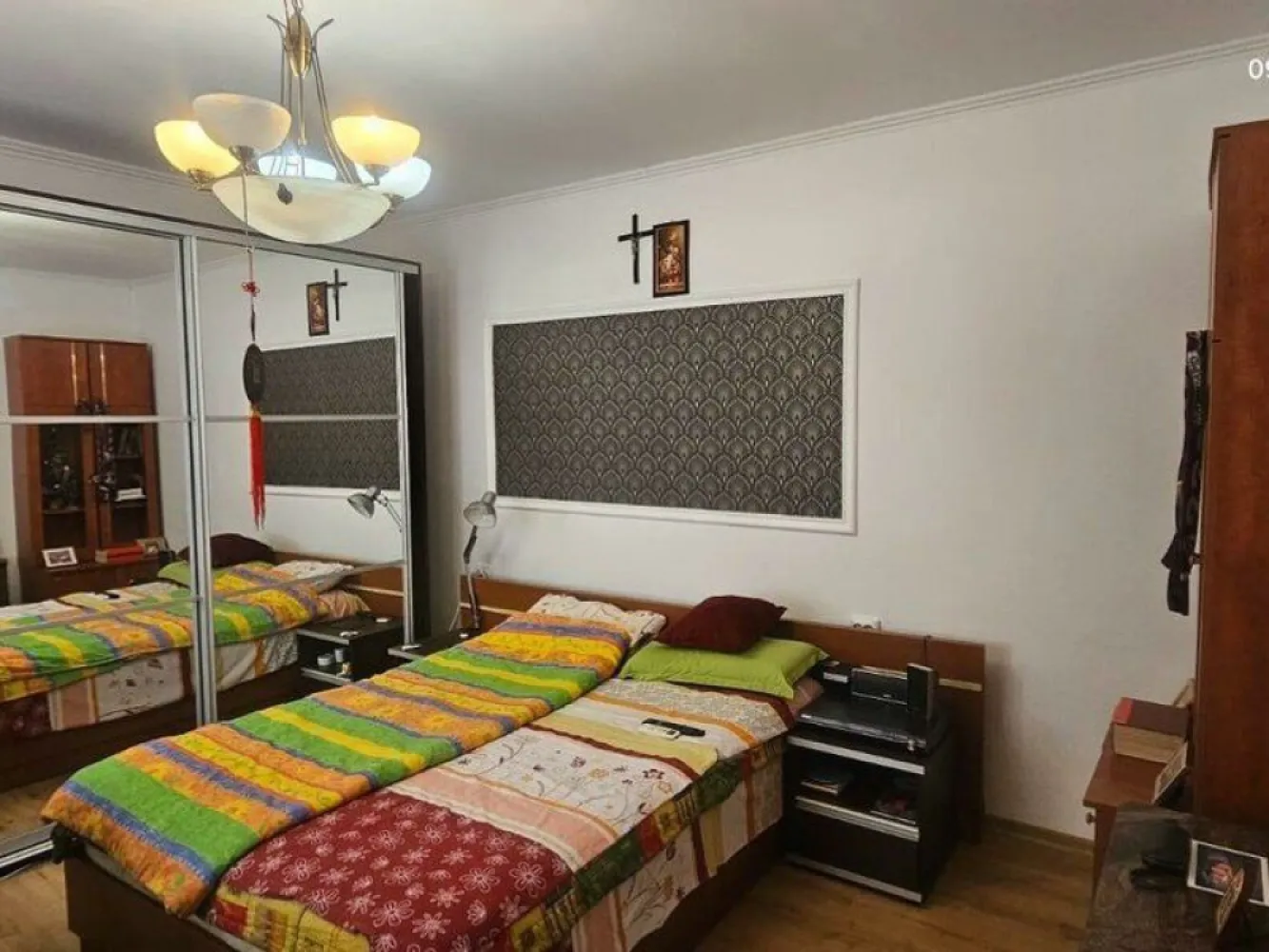 Casă + terasa, 50 mp - zona centrala - Grădina Publică -58000 euro - Vă prezentăm o oportunitate excelentă de achiziție, o casă bine întreținută, situată într-o zonă liniștită și pitorească, foarte aproape de Grădina Publică. Ideală pentru o familie care își dorește confortul unui cămin primitor și accesibil la facilități.

Detalii imobil:
- Suprafața construită: 45 mp
- Căsuța anexa (magazie):20 mp
- Grădină: 50 mp
- Structură: Construită din cărămidă, cu acoperiș din tablă
-Dotări: Centrală termică, feronerie din termopan, gresie și faianță
- Mobilare: Proprietatea se vinde mobilată, fiind astfel gata pentru a fi locuită imediat

Curte și facilități:
Imobilul dispune de o curte comună cu încă o familie, ceea ce facilitează o atmosferă prietenoasă și un sentiment de comunitate. În apropierea casei, veți găsi un foișor amenajat, dotat cu grătar, ideal pentru momente de relaxare și întâlniri cu prietenii sau familia.
Poziționare:
Locația excelentă, în imediata apropiere a Grădinii Publice, vă oferă acces rapid la spații verzi pentru relaxare, activități recreative, precum și la diverse magazine și facilități de transport.

Preț propus pentru tranzacționare la 58.000 euro, negociabil.

Contactați-ne pentru mai multe detalii sau pentru a programa o vizionare. 
Contact - 0740.949.871 - Marian Ene, consilier imobiliar Mag Invest