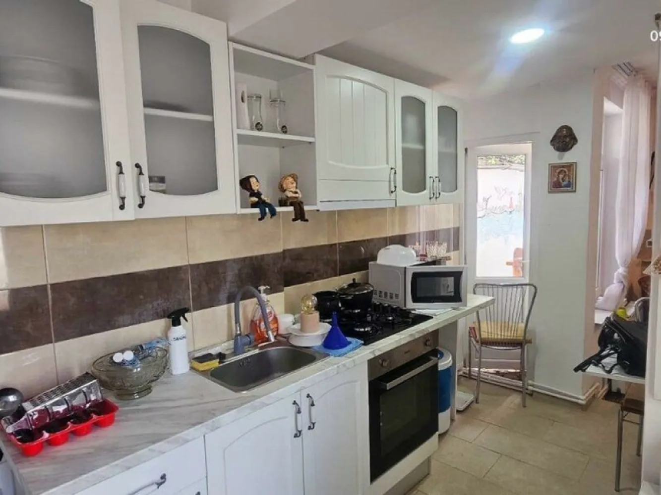 Casă + terasa, 50 mp - zona centrala - Grădina Publică -58000 euro - Vă prezentăm o oportunitate excelentă de achiziție, o casă bine întreținută, situată într-o zonă liniștită și pitorească, foarte aproape de Grădina Publică. Ideală pentru o familie care își dorește confortul unui cămin primitor și accesibil la facilități.

Detalii imobil:
- Suprafața construită: 45 mp
- Căsuța anexa (magazie):20 mp
- Grădină: 50 mp
- Structură: Construită din cărămidă, cu acoperiș din tablă
-Dotări: Centrală termică, feronerie din termopan, gresie și faianță
- Mobilare: Proprietatea se vinde mobilată, fiind astfel gata pentru a fi locuită imediat

Curte și facilități:
Imobilul dispune de o curte comună cu încă o familie, ceea ce facilitează o atmosferă prietenoasă și un sentiment de comunitate. În apropierea casei, veți găsi un foișor amenajat, dotat cu grătar, ideal pentru momente de relaxare și întâlniri cu prietenii sau familia.
Poziționare:
Locația excelentă, în imediata apropiere a Grădinii Publice, vă oferă acces rapid la spații verzi pentru relaxare, activități recreative, precum și la diverse magazine și facilități de transport.

Preț propus pentru tranzacționare la 58.000 euro, negociabil.

Contactați-ne pentru mai multe detalii sau pentru a programa o vizionare. 
Contact - 0740.949.871 - Marian Ene, consilier imobiliar Mag Invest