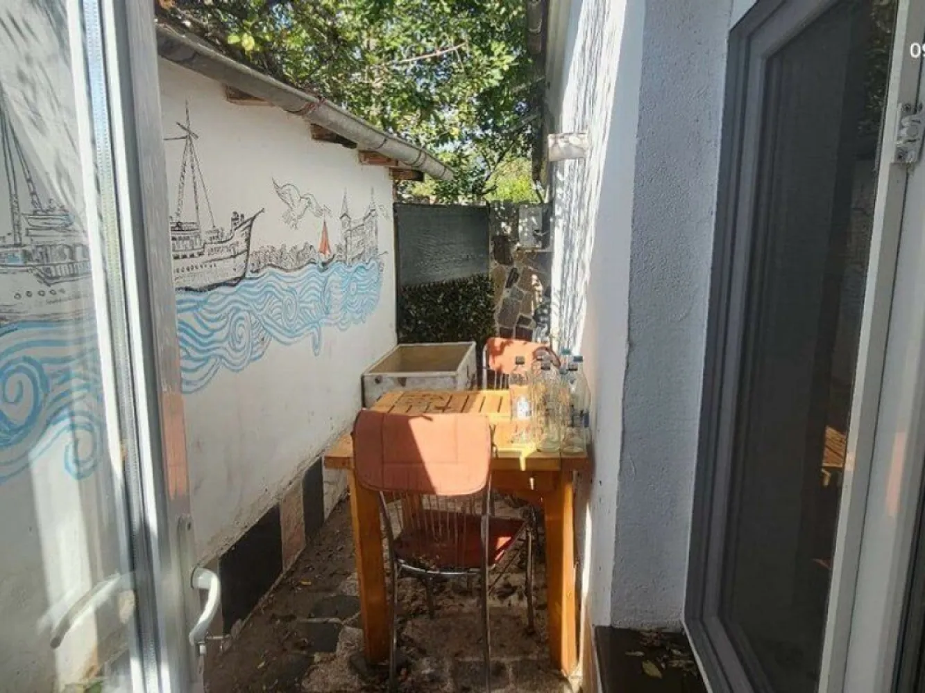 Casă + terasa, 50 mp - zona centrala - Grădina Publică -58000 euro - Vă prezentăm o oportunitate excelentă de achiziție, o casă bine întreținută, situată într-o zonă liniștită și pitorească, foarte aproape de Grădina Publică. Ideală pentru o familie care își dorește confortul unui cămin primitor și accesibil la facilități.

Detalii imobil:
- Suprafața construită: 45 mp
- Căsuța anexa (magazie):20 mp
- Grădină: 50 mp
- Structură: Construită din cărămidă, cu acoperiș din tablă
-Dotări: Centrală termică, feronerie din termopan, gresie și faianță
- Mobilare: Proprietatea se vinde mobilată, fiind astfel gata pentru a fi locuită imediat

Curte și facilități:
Imobilul dispune de o curte comună cu încă o familie, ceea ce facilitează o atmosferă prietenoasă și un sentiment de comunitate. În apropierea casei, veți găsi un foișor amenajat, dotat cu grătar, ideal pentru momente de relaxare și întâlniri cu prietenii sau familia.
Poziționare:
Locația excelentă, în imediata apropiere a Grădinii Publice, vă oferă acces rapid la spații verzi pentru relaxare, activități recreative, precum și la diverse magazine și facilități de transport.

Preț propus pentru tranzacționare la 58.000 euro, negociabil.

Contactați-ne pentru mai multe detalii sau pentru a programa o vizionare. 
Contact - 0740.949.871 - Marian Ene, consilier imobiliar Mag Invest