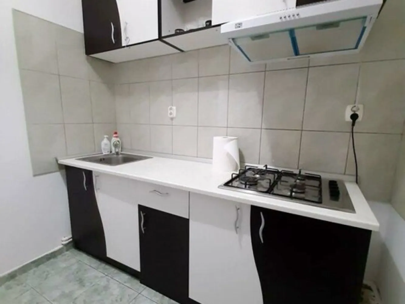 Apartament cu o camera, ultracentral, mobilat - Parcul Eminescu - Visezi să locuiești în inima orașului, aproape de natură și de toate facilitățile necesare? Îți oferim un apartament cu o cameră, ideal pentru un tânăr profesionist sau pentru un cuplu, situat la etajul 1 al unui imobil bine întreținut, în apropierea Parcului Mihai Eminescu.
Detalii Apartament:
- Suprafață: 40 mp
- Mobilat și utilat complet
- Dotat cu centrală termică, asigurând confort termic pe tot parcursul anului
- Ideal pentru locuit, dar și pentru birou

Locație:
Apartamentul se află într-o zonă centrală, cu acces facil la transportul public, magazine, restaurante și cafenele. Parcul Mihai Eminescu, perfect pentru plimbări relaxante, se află la câțiva pași distanță.
Preț:
- Preț propus pentru închiriere: 295 euro/lună .
- Garanție: 295 euro
- Comision agenție: 70 % din prima luna de chirie

Disponibilitate: Apartamentul este disponibil pentru închiriere începând cu data de 15.06.2025..
Nu rata ocazia de a locui într-un apartament spatios, într-o zonă vibrantă a orașului!

Contactează-ne pentru mai multe detalii și pentru a programa o vizionare!