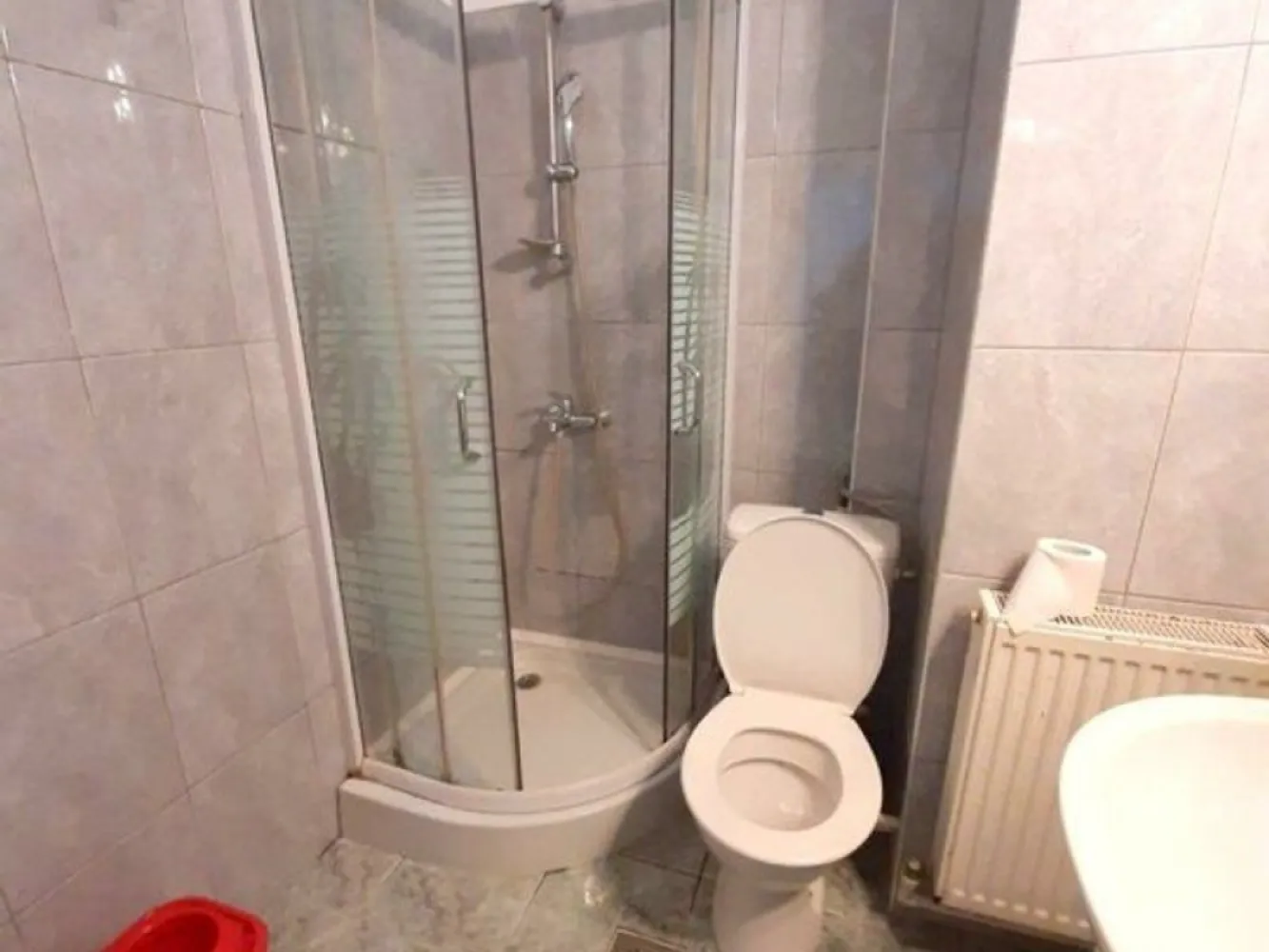 Apartament cu o camera, ultracentral, mobilat - Parcul Eminescu - Visezi să locuiești în inima orașului, aproape de natură și de toate facilitățile necesare? Îți oferim un apartament cu o cameră, ideal pentru un tânăr profesionist sau pentru un cuplu, situat la etajul 1 al unui imobil bine întreținut, în apropierea Parcului Mihai Eminescu.
Detalii Apartament:
- Suprafață: 40 mp
- Mobilat și utilat complet
- Dotat cu centrală termică, asigurând confort termic pe tot parcursul anului
- Ideal pentru locuit, dar și pentru birou

Locație:
Apartamentul se află într-o zonă centrală, cu acces facil la transportul public, magazine, restaurante și cafenele. Parcul Mihai Eminescu, perfect pentru plimbări relaxante, se află la câțiva pași distanță.
Preț:
- Preț propus pentru închiriere: 295 euro/lună .
- Garanție: 295 euro
- Comision agenție: 70 % din prima luna de chirie

Disponibilitate: Apartamentul este disponibil pentru închiriere începând cu data de 15.06.2025..
Nu rata ocazia de a locui într-un apartament spatios, într-o zonă vibrantă a orașului!

Contactează-ne pentru mai multe detalii și pentru a programa o vizionare!