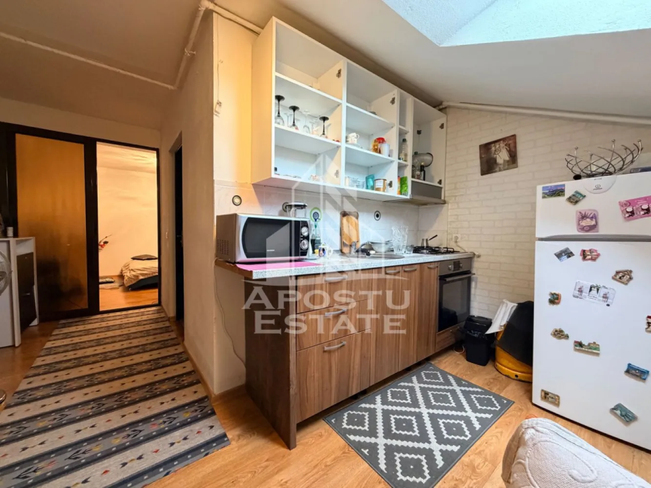 Apartament cu 2 camere, decomandat, la asfalt in Chisoda - APOSTU ESTATE va ofera spre vanzare un apartament cu 2 camere, situat in Chisoda, la asfalt.
Dispune de o suprafata utila de 45 mp + balcon de 5 mp.
Se afla la etajul 2 din 2
Regimul de inaltime al blocului este P+1+M.
Se vinde mobilat.
Confortul termic se realizeaza cu ajutorul centralei proprii pe gaz cu incalzire pe calorifere.
Dispune de pod propriu cu acces din apartament.

Compartimentare:
- hol
- bucatarie
- dormitor
- baie cu cada si geam
- living cu iesire pe balcon
- pod propriu

Pretul este 70.000€
Va asteptam cu drag la o vizionare si poti deveni chiar tu noul proprietar al acestui apartament.
Cp 3200515
