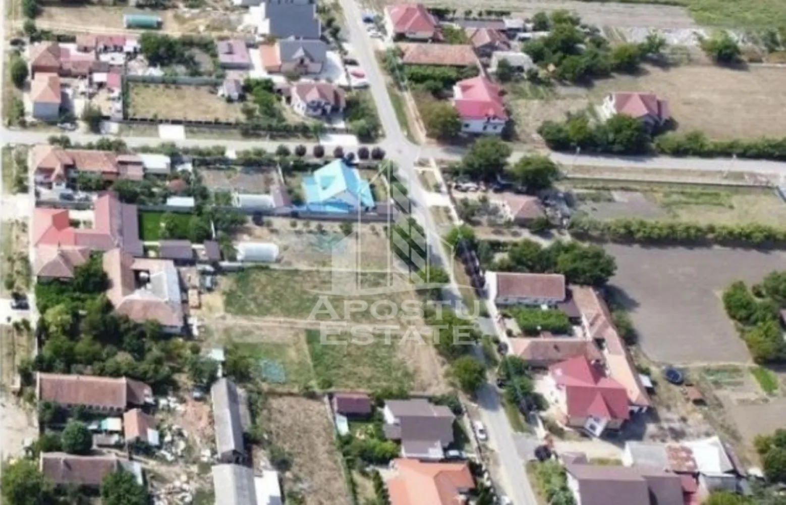 De vânzare 3 parcele în Mosnita Nouă - Apostu Estate va oferă spre vânzare teren intravilan pentru construcții ,atât case individuale cat și duplex .
 Utilitățile se află la casa de lângă ,branșamentele nu sunt incluse în preț .
Poziție bună .Avem disponibile două parcele egale ambele de 622 mp și o parcelă de 756 mp cu două fronturi stradale .
La parcele de 622 mp frontul este de 19 ml.
La parcela de 756 mp avem un front de 19 ml și unul de 17,5 ml.
Toate utilitățile sunt pe strada ,inclusiv canalizarea.
Strada pietruită .
Vă așteptăm cu drag la o vizionare! Cu mai multe detalii vă stăm la dispoziție telefonic.