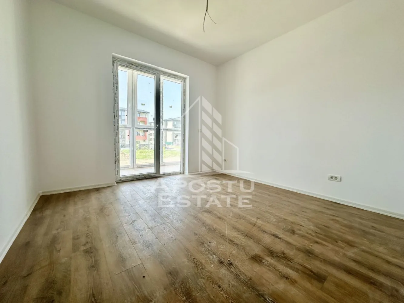 Apartament cu 2 camere, 2 balcoane, etaj 1, zona Planetelor - APOSTU ESTATE va ofera spre vanzare un apartament cu 2 camere, open space, situat la etaj intermediar in zona Planetelor din Giroc.
Dispune de o suprafata utila de 50 mp + 2 balcoane inchise de aproximativ 5 mp fiecare.
Confortul termic se realizeaza cu ajutorul centralei proprii pe gaz cu incalzire in pardoseala.
1 loc de parcare.
Regimul de inaltime al blocului este P+2+M
Geamuri tripan de la Gealan, usi Klassen.
Pe etaj sunt 3 apartamente.
Acoperis de tigla de beton, pod izolat.

Compartimentare:
- living open space
- bucatarie
- baie
- dormitor
- 2 balcoane

Pretul este 90.000 euro usor negociabil
Va asteptam cu drag la o vizionare!
CP 3200616