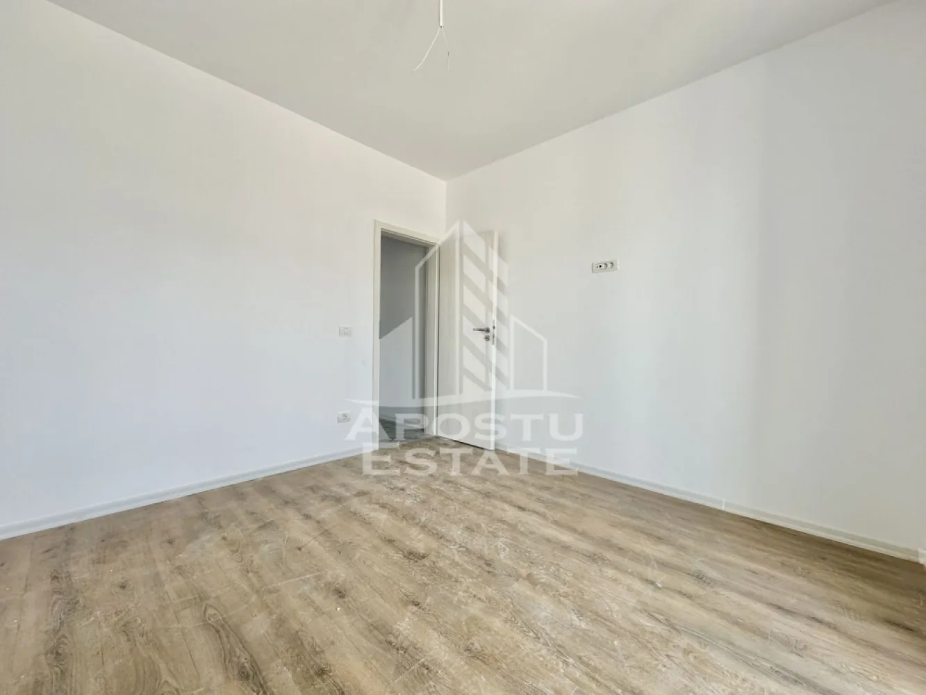 Apartament cu 2 camere, 2 balcoane, etaj 1, zona Planetelor - APOSTU ESTATE va ofera spre vanzare un apartament cu 2 camere, open space, situat la etaj intermediar in zona Planetelor din Giroc.
Dispune de o suprafata utila de 50 mp + 2 balcoane inchise de aproximativ 5 mp fiecare.
Confortul termic se realizeaza cu ajutorul centralei proprii pe gaz cu incalzire in pardoseala.
1 loc de parcare.
Regimul de inaltime al blocului este P+2+M
Geamuri tripan de la Gealan, usi Klassen.
Pe etaj sunt 3 apartamente.
Acoperis de tigla de beton, pod izolat.

Compartimentare:
- living open space
- bucatarie
- baie
- dormitor
- 2 balcoane

Pretul este 90.000 euro usor negociabil
Va asteptam cu drag la o vizionare!
CP 3200616