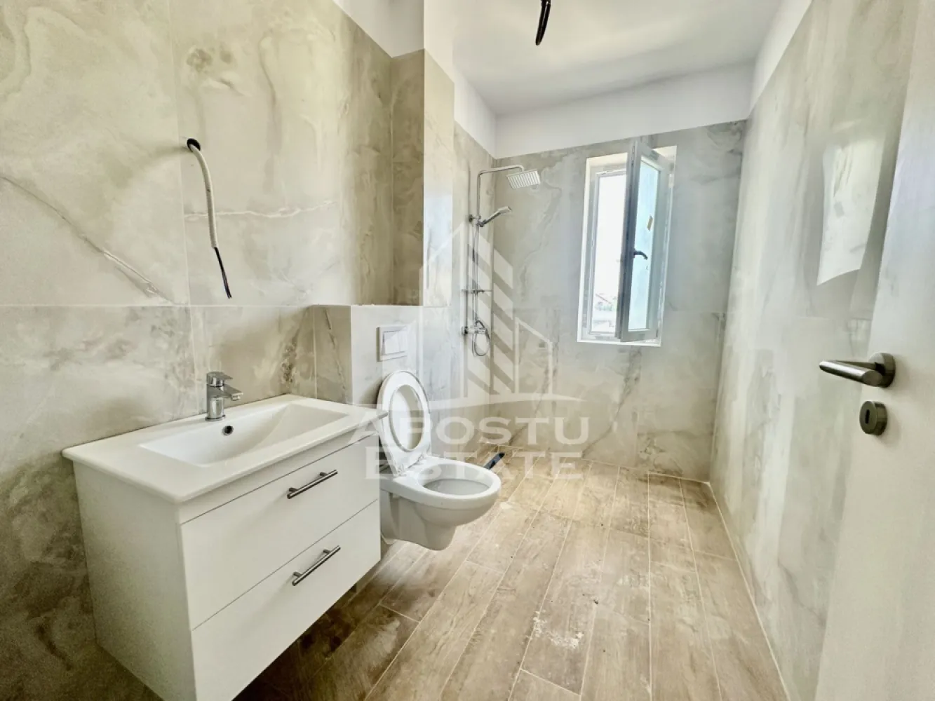 Apartament cu 2 camere, 2 balcoane, etaj 1, zona Planetelor - APOSTU ESTATE va ofera spre vanzare un apartament cu 2 camere, open space, situat la etaj intermediar in zona Planetelor din Giroc.
Dispune de o suprafata utila de 50 mp + 2 balcoane inchise de aproximativ 5 mp fiecare.
Confortul termic se realizeaza cu ajutorul centralei proprii pe gaz cu incalzire in pardoseala.
1 loc de parcare.
Regimul de inaltime al blocului este P+2+M
Geamuri tripan de la Gealan, usi Klassen.
Pe etaj sunt 3 apartamente.
Acoperis de tigla de beton, pod izolat.

Compartimentare:
- living open space
- bucatarie
- baie
- dormitor
- 2 balcoane

Pretul este 90.000 euro usor negociabil
Va asteptam cu drag la o vizionare!
CP 3200616