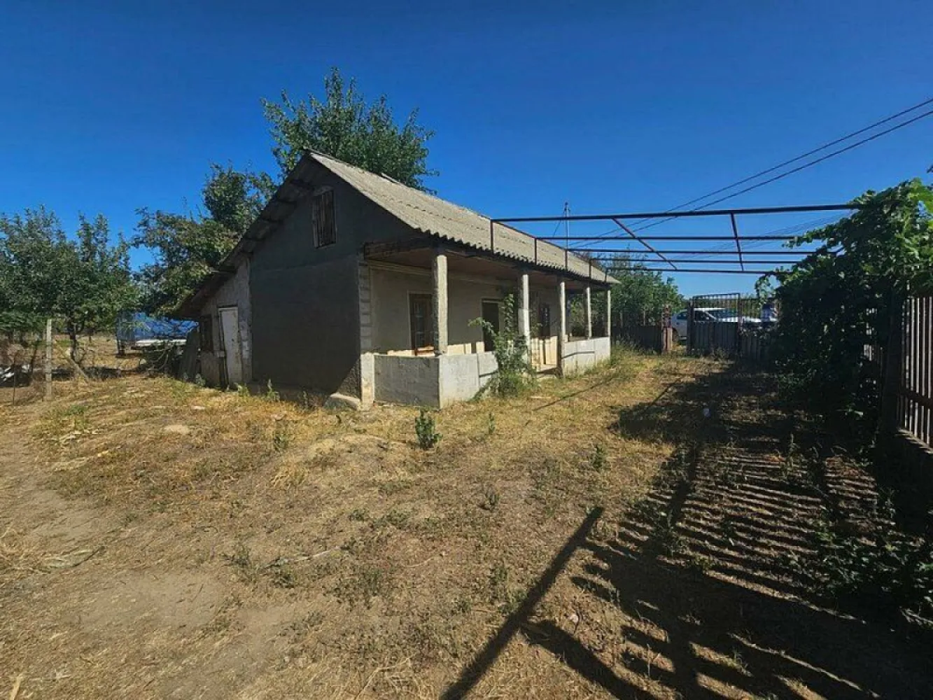 Teren 1800 mp + casa batraneasca - Fartanesti, jud. Galati - Visezi la un colț de natură, departe de agitația orașului? 
Această proprietate situată în Fârțănești, la doar 30 km de Galați, îți oferă ocazia perfectă de a te bucura de liniște și aer curat, într-un cadru natural.

Detalii Proprietate:
- Suprafață Teren: 1800 mp de teren intravilan, ideal pentru amenajări diverse 
- Vegetatie: Pe teren se găsesc pomi fructiferi și viță de vie ce îți va încânta simțurile cu arome deosebite.
- Construcție: O căsuță mică din paiantă, cu centura de beton și acoperiș din tablă, perfectă pentru o escapadă de weekend sau pentru a-ți crea propriul refugiu în mijlocul naturii.
- Acces: Proprietatea beneficiază de acces facil printr-un drum asfaltat, asigurând astfel legătura cu principalele artere de transport.
- Utilități: Toate utilitățile necesare sunt disponibile pe teren, oferind confortul dorit în activitățile zilnice.

Preț: 15.000 EUR – o oportunitate excelentă de investiție în zonă!
Aceasta este o oportunitate rară de a deveni proprietar al unei oaze de liniște, fie că vrei să te bucuri de un stil de viață rural sau să dezvolți un proiect personal. 
Nu rata ocazia de a viziona această proprietate! Contactează-ne pentru mai multe detalii și programări la vizionare!