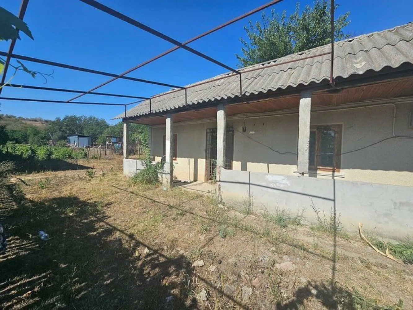 Teren 1800 mp + casa batraneasca - Fartanesti, jud. Galati - Visezi la un colț de natură, departe de agitația orașului? 
Această proprietate situată în Fârțănești, la doar 30 km de Galați, îți oferă ocazia perfectă de a te bucura de liniște și aer curat, într-un cadru natural.

Detalii Proprietate:
- Suprafață Teren: 1800 mp de teren intravilan, ideal pentru amenajări diverse 
- Vegetatie: Pe teren se găsesc pomi fructiferi și viță de vie ce îți va încânta simțurile cu arome deosebite.
- Construcție: O căsuță mică din paiantă, cu centura de beton și acoperiș din tablă, perfectă pentru o escapadă de weekend sau pentru a-ți crea propriul refugiu în mijlocul naturii.
- Acces: Proprietatea beneficiază de acces facil printr-un drum asfaltat, asigurând astfel legătura cu principalele artere de transport.
- Utilități: Toate utilitățile necesare sunt disponibile pe teren, oferind confortul dorit în activitățile zilnice.

Preț: 15.000 EUR – o oportunitate excelentă de investiție în zonă!
Aceasta este o oportunitate rară de a deveni proprietar al unei oaze de liniște, fie că vrei să te bucuri de un stil de viață rural sau să dezvolți un proiect personal. 
Nu rata ocazia de a viziona această proprietate! Contactează-ne pentru mai multe detalii și programări la vizionare!