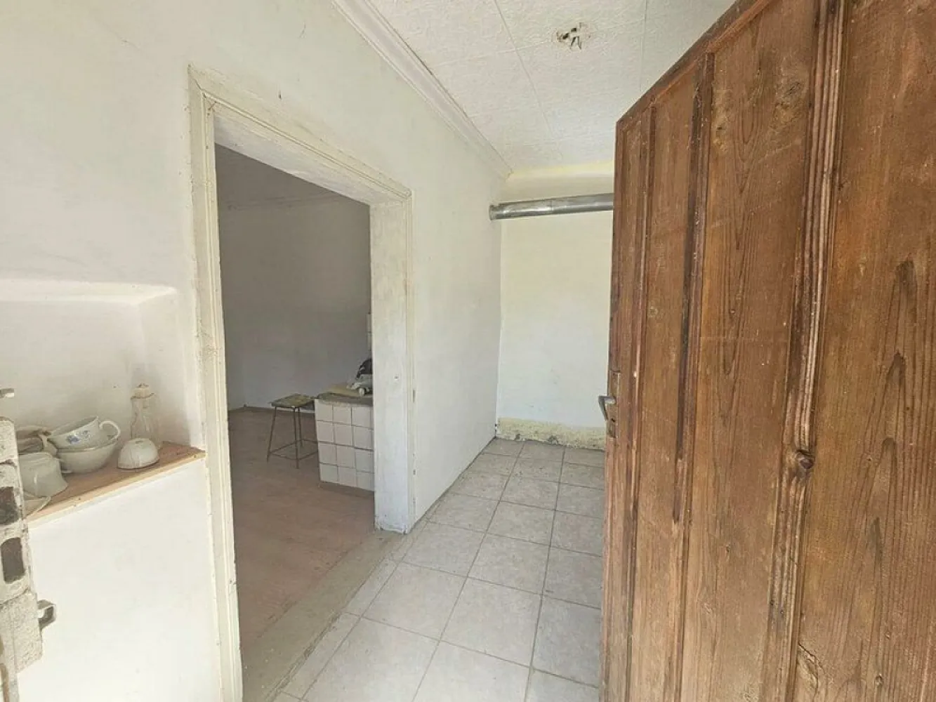 Teren 1800 mp + casa batraneasca - Fartanesti, jud. Galati - Visezi la un colț de natură, departe de agitația orașului? 
Această proprietate situată în Fârțănești, la doar 30 km de Galați, îți oferă ocazia perfectă de a te bucura de liniște și aer curat, într-un cadru natural.

Detalii Proprietate:
- Suprafață Teren: 1800 mp de teren intravilan, ideal pentru amenajări diverse 
- Vegetatie: Pe teren se găsesc pomi fructiferi și viță de vie ce îți va încânta simțurile cu arome deosebite.
- Construcție: O căsuță mică din paiantă, cu centura de beton și acoperiș din tablă, perfectă pentru o escapadă de weekend sau pentru a-ți crea propriul refugiu în mijlocul naturii.
- Acces: Proprietatea beneficiază de acces facil printr-un drum asfaltat, asigurând astfel legătura cu principalele artere de transport.
- Utilități: Toate utilitățile necesare sunt disponibile pe teren, oferind confortul dorit în activitățile zilnice.

Preț: 15.000 EUR – o oportunitate excelentă de investiție în zonă!
Aceasta este o oportunitate rară de a deveni proprietar al unei oaze de liniște, fie că vrei să te bucuri de un stil de viață rural sau să dezvolți un proiect personal. 
Nu rata ocazia de a viziona această proprietate! Contactează-ne pentru mai multe detalii și programări la vizionare!