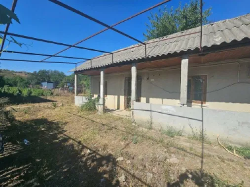 Teren 1800 mp + casa batraneasca - Fartanesti, jud. Galati