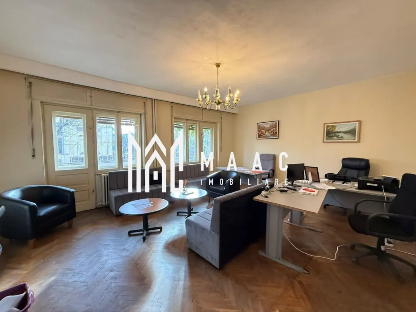 Apartament 3 camere la casa | Garaj | Balcon | Central - MAAC Imobiliare propune atentiei dumneavoastra un apartament cu 3 camere la casa, desfasurat pe 2 niveluri, amplasat in zona Centrala (la 10 minute de mers pe jos de centrul istoric - reper Strada Constantin Noica).

Locuinta se poate renova de catre proprietar sau de catre chirias, dupa bunul plac si se rediscuta cuantumul chiriei.

Apartamentul este configurat astfel - doua camere, bucatarie, baie cu geam, hol, camara, balcon, logie, la parter si o camera, baie cu geam, hol si balcon, la etajul 1.

Orientarea este SUD-VEST, ceea ce ofera locuintei un plus de confort si luminozitate.

Suprafata totala a terenului este de 170mp. Curtea este comuna cu inca un locatar.

Aferent - garaj, pivnita si pod.

Structura imobilului este solida si amplasamentul acestuia este avantajos, aflandu-se intr-o zona linistita de case.

Incalzirea se face cu centrala proprie si calorifere. Contorizarea este separata.

Se percepe garantie in cuantumul unei chirii lunare. Disponibilitate imediata.

Pentru mai multe detalii specificati telefonic: CP2849512