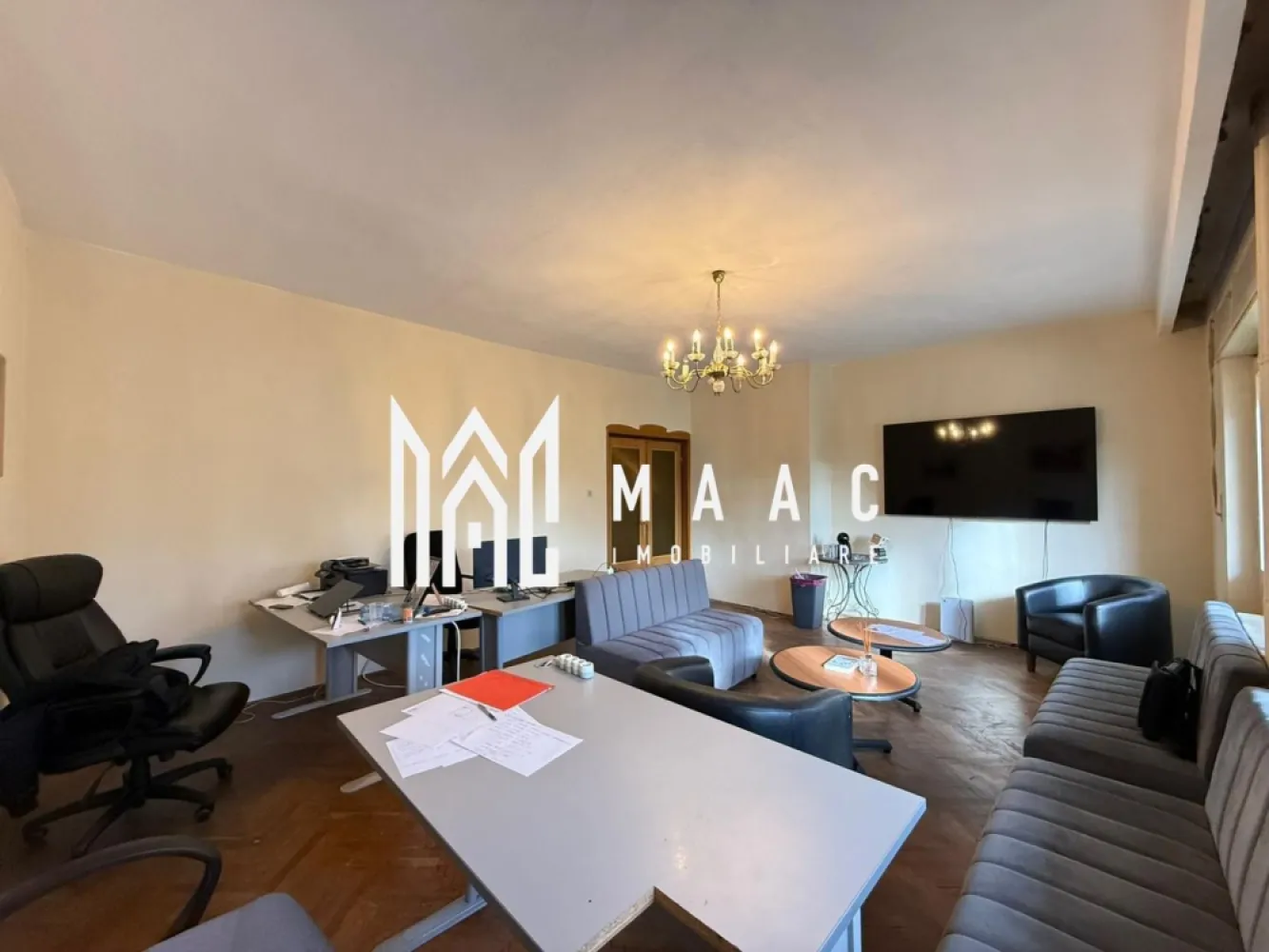Apartament 3 camere la casa | Garaj | Balcon | Central - MAAC Imobiliare propune atentiei dumneavoastra un apartament cu 3 camere la casa, desfasurat pe 2 niveluri, amplasat in zona Centrala (la 10 minute de mers pe jos de centrul istoric - reper Strada Constantin Noica).

Locuinta se poate renova de catre proprietar sau de catre chirias, dupa bunul plac si se rediscuta cuantumul chiriei.

Apartamentul este configurat astfel - doua camere, bucatarie, baie cu geam, hol, camara, balcon, logie, la parter si o camera, baie cu geam, hol si balcon, la etajul 1.

Orientarea este SUD-VEST, ceea ce ofera locuintei un plus de confort si luminozitate.

Suprafata totala a terenului este de 170mp. Curtea este comuna cu inca un locatar.

Aferent - garaj, pivnita si pod.

Structura imobilului este solida si amplasamentul acestuia este avantajos, aflandu-se intr-o zona linistita de case.

Incalzirea se face cu centrala proprie si calorifere. Contorizarea este separata.

Se percepe garantie in cuantumul unei chirii lunare. Disponibilitate imediata.

Pentru mai multe detalii specificati telefonic: CP2849512