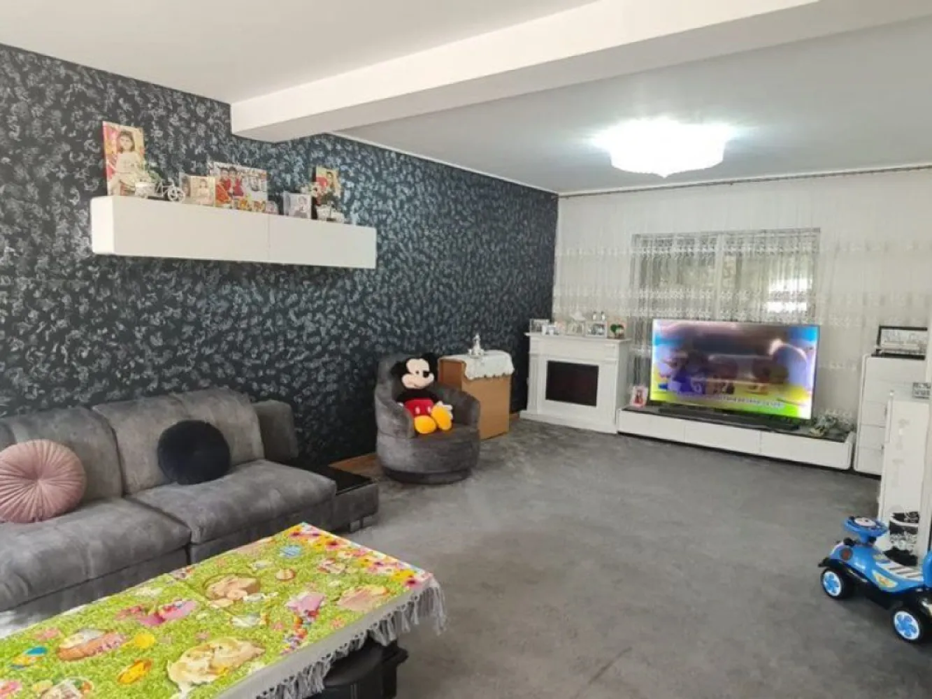 Vila P+1E+M - zona General - Micro 14 - Agentia imobiliara Mag Invest va propune pentru achizitie o vila P+1E+M, edificata in anul 2011, singur in curte, cu deschidere stradala 22 ml, suprafata contruita la sol 94mp si suprafata utila 190mp. 

Detalii imobil
- foisor in curte
- acoperis - tabla Lindab
- compartimentare - 4 camere, trei grupuri sanitare, bucatarie, hol de acces
- masarda de tip openspace
- curte amenajata, pavata cu dale
- gard din fier forjat

Imobil este construit din caramida in anul 2009 si se afla intr-o zona linistita cu constructii individule (case), in spate la "General", peretii exteriori sunt termoizolati cu polistiren, tamplaria interioara si exterioara din PVC cu geam termopan, centrala termica, parchet laminat, gresie si faianta, toate finisajele facute cu gust pentru a-i asigura tot confortul necesar unei familii.

Proprietatea se vinde asa cum se prezinta in imagini, mobilata si utilata.
Va recomandam vizioarea acestui imobil. 
Pret tranzactionare 230.000 euro.

Comisionul agentiei 1,5% din valoarea de tranzactionare..
Relatii suplimentare si programare pentru vizionare la nr. 0740949871, Marian Ene, consilier imobiliar.