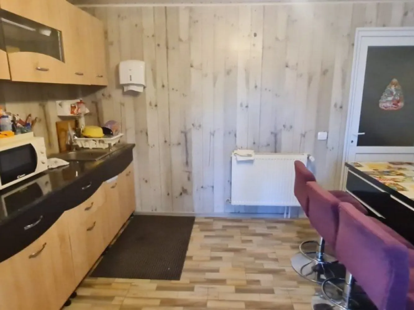 Vila P+1E+M - zona General - Micro 14 - Agentia imobiliara Mag Invest va propune pentru achizitie o vila P+1E+M, edificata in anul 2011, singur in curte, cu deschidere stradala 22 ml, suprafata contruita la sol 94mp si suprafata utila 190mp. 

Detalii imobil
- foisor in curte
- acoperis - tabla Lindab
- compartimentare - 4 camere, trei grupuri sanitare, bucatarie, hol de acces
- masarda de tip openspace
- curte amenajata, pavata cu dale
- gard din fier forjat

Imobil este construit din caramida in anul 2009 si se afla intr-o zona linistita cu constructii individule (case), in spate la "General", peretii exteriori sunt termoizolati cu polistiren, tamplaria interioara si exterioara din PVC cu geam termopan, centrala termica, parchet laminat, gresie si faianta, toate finisajele facute cu gust pentru a-i asigura tot confortul necesar unei familii.

Proprietatea se vinde asa cum se prezinta in imagini, mobilata si utilata.
Va recomandam vizioarea acestui imobil. 
Pret tranzactionare 230.000 euro.

Comisionul agentiei 1,5% din valoarea de tranzactionare..
Relatii suplimentare si programare pentru vizionare la nr. 0740949871, Marian Ene, consilier imobiliar.