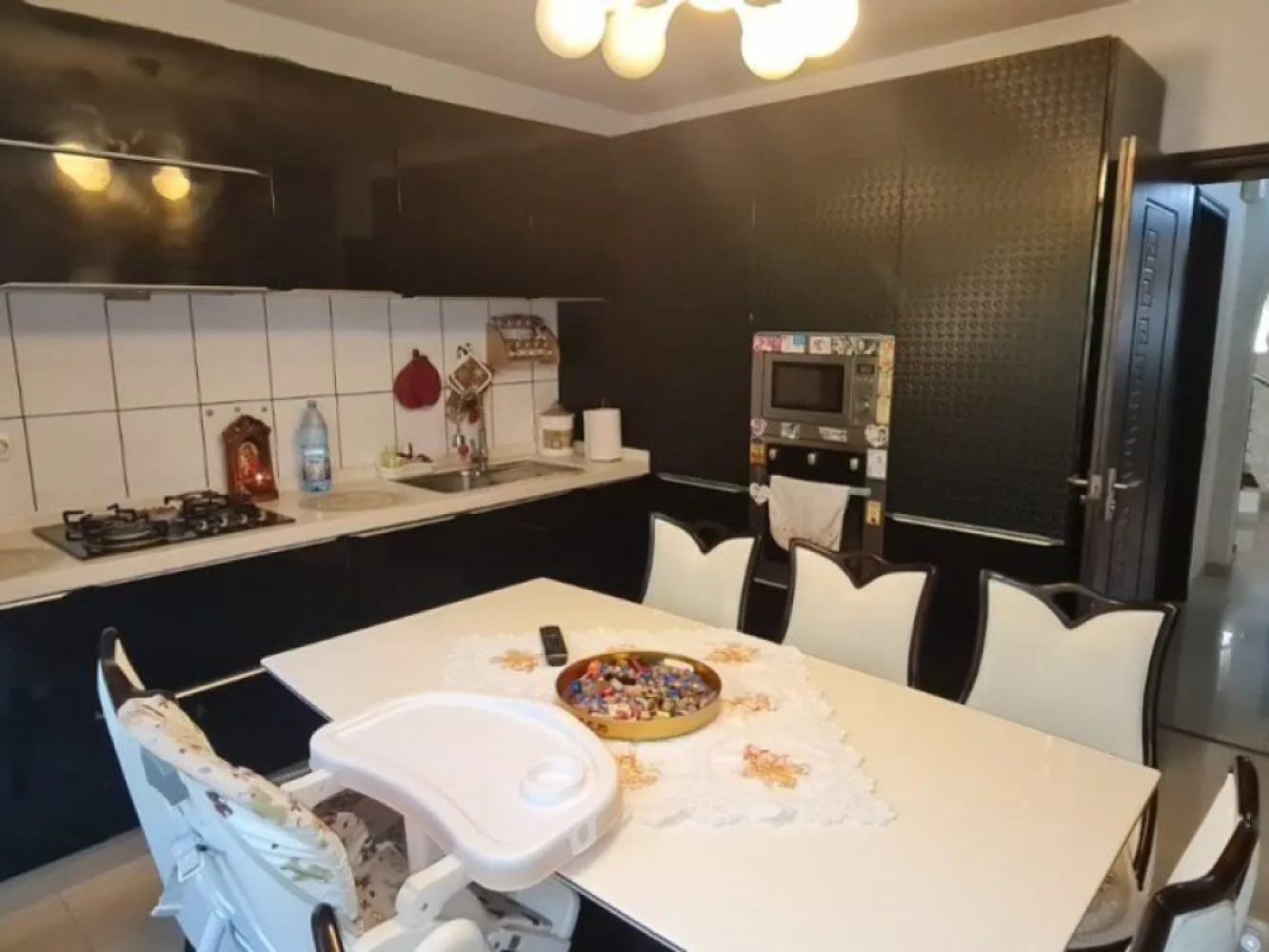 Vila P+1E+M - zona General - Micro 14 - Agentia imobiliara Mag Invest va propune pentru achizitie o vila P+1E+M, edificata in anul 2011, singur in curte, cu deschidere stradala 22 ml, suprafata contruita la sol 94mp si suprafata utila 190mp. 

Detalii imobil
- foisor in curte
- acoperis - tabla Lindab
- compartimentare - 4 camere, trei grupuri sanitare, bucatarie, hol de acces
- masarda de tip openspace
- curte amenajata, pavata cu dale
- gard din fier forjat

Imobil este construit din caramida in anul 2009 si se afla intr-o zona linistita cu constructii individule (case), in spate la "General", peretii exteriori sunt termoizolati cu polistiren, tamplaria interioara si exterioara din PVC cu geam termopan, centrala termica, parchet laminat, gresie si faianta, toate finisajele facute cu gust pentru a-i asigura tot confortul necesar unei familii.

Proprietatea se vinde asa cum se prezinta in imagini, mobilata si utilata.
Va recomandam vizioarea acestui imobil. 
Pret tranzactionare 230.000 euro.

Comisionul agentiei 1,5% din valoarea de tranzactionare..
Relatii suplimentare si programare pentru vizionare la nr. 0740949871, Marian Ene, consilier imobiliar.