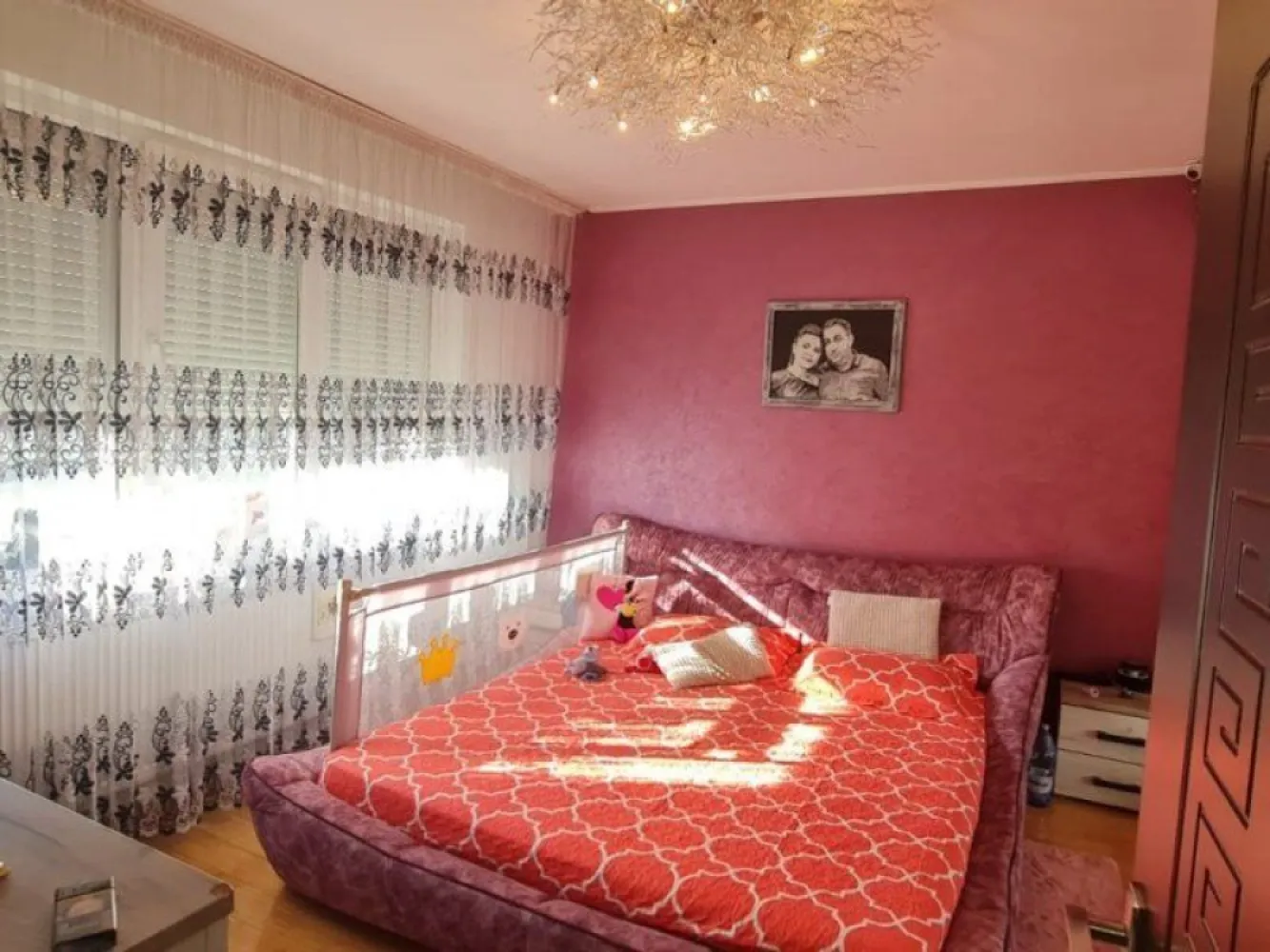 Vila P+1E+M - zona General - Micro 14 - Agentia imobiliara Mag Invest va propune pentru achizitie o vila P+1E+M, edificata in anul 2011, singur in curte, cu deschidere stradala 22 ml, suprafata contruita la sol 94mp si suprafata utila 190mp. 

Detalii imobil
- foisor in curte
- acoperis - tabla Lindab
- compartimentare - 4 camere, trei grupuri sanitare, bucatarie, hol de acces
- masarda de tip openspace
- curte amenajata, pavata cu dale
- gard din fier forjat

Imobil este construit din caramida in anul 2009 si se afla intr-o zona linistita cu constructii individule (case), in spate la "General", peretii exteriori sunt termoizolati cu polistiren, tamplaria interioara si exterioara din PVC cu geam termopan, centrala termica, parchet laminat, gresie si faianta, toate finisajele facute cu gust pentru a-i asigura tot confortul necesar unei familii.

Proprietatea se vinde asa cum se prezinta in imagini, mobilata si utilata.
Va recomandam vizioarea acestui imobil. 
Pret tranzactionare 230.000 euro.

Comisionul agentiei 1,5% din valoarea de tranzactionare..
Relatii suplimentare si programare pentru vizionare la nr. 0740949871, Marian Ene, consilier imobiliar.