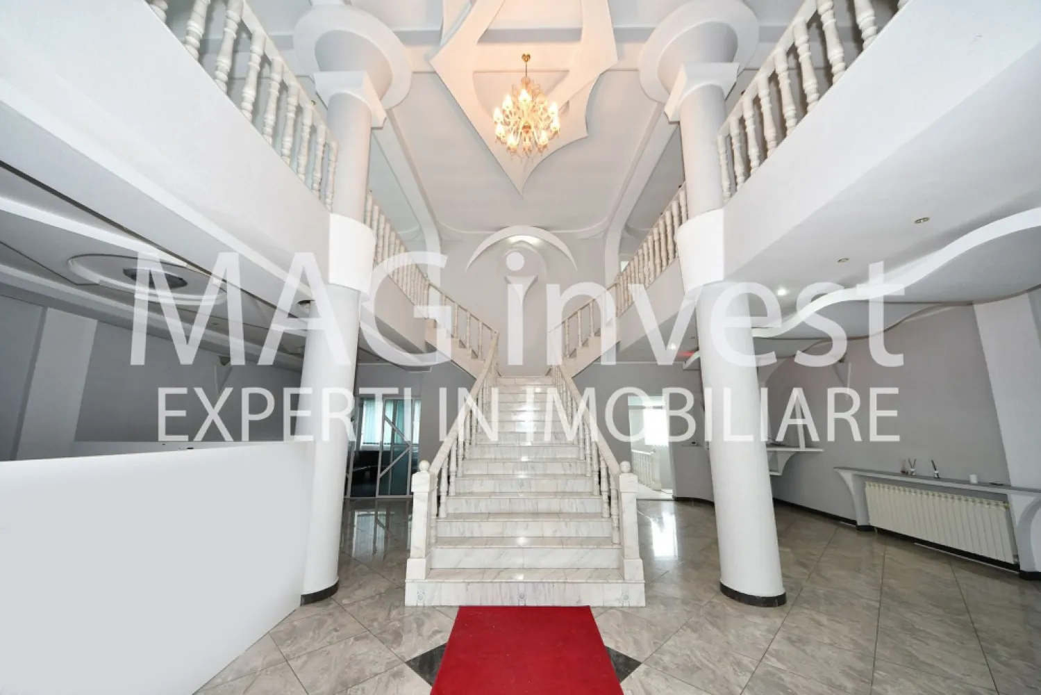 Exclusivitate - Vila P+2E - 15 camere, garaj - Mazepa 2, str. Al. Cernat - Vă prezentăm o proprietate de excepție situată pe strada Alexandru Cernat, într-o locație excelentă, în apropiere de prestigioasa clinică Hiperdia. Această vilă spațioasă și elegantă oferă confort și versatilitate pentru locuință sau activități comerciale.

Detalii proprietate:

Suprafață desfășurată: 1000 mp
Compartimentare: demisol, parter, etaj 1 și mansardă
Camere: 15 spațioase și luminoase
Grupuri sanitare: 3, moderne și funcționale
Confort: aer condiționat și centrală termică proprie pentru încălzire eficientă
Construcție: an 1995, acoperiș din tablă Lindab
Izolație: tâmplărie termopan
Finisaje: gresie, faianță, parchet laminat
Curte: frumos amenajată, ideală pentru relaxare și petrecere a timpului liber
Gard: zidărie solidă
Această proprietate dispune de un garaj la demisol, asigurând spațiu pentru parcare și depozitare. Cu o destinație flexibilă, este perfectă atât pentru locuință, cât și pentru diverse activități comerciale.

Preț: 425.000 euro, negociabil 
Comision agenție: 1,5% din valoarea tranzacției + TVA

Oferta este disponibilă în exclusivitate, garantând o colaborare profesionistă și eficientă.
Pentru mai multe detalii și programarea unei vizionări, contactați-ne la: Telefon: 0740.949.871 – Marian Ene, consilier imobiliar Mag Invest

Vă invităm să descoperiți această oportunitate unică!