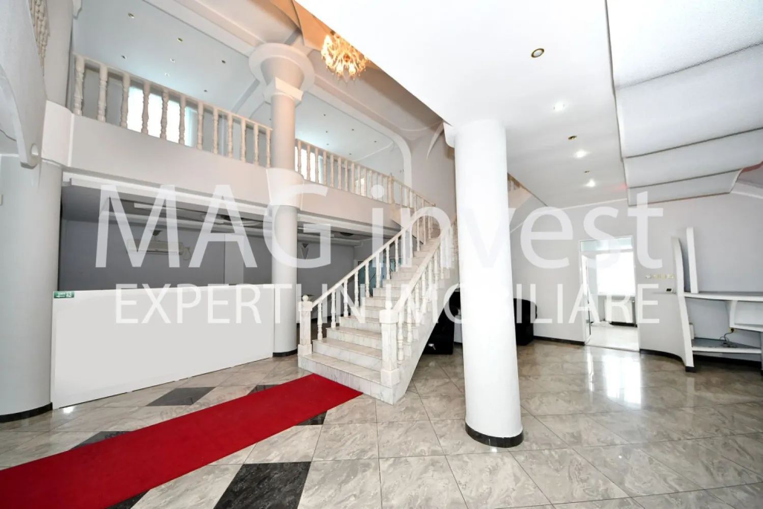 Exclusivitate - Vila P+2E - 15 camere, garaj - Mazepa 2, str. Al. Cernat - Vă prezentăm o proprietate de excepție situată pe strada Alexandru Cernat, într-o locație excelentă, în apropiere de prestigioasa clinică Hiperdia. Această vilă spațioasă și elegantă oferă confort și versatilitate pentru locuință sau activități comerciale.

Detalii proprietate:

Suprafață desfășurată: 1000 mp
Compartimentare: demisol, parter, etaj 1 și mansardă
Camere: 15 spațioase și luminoase
Grupuri sanitare: 3, moderne și funcționale
Confort: aer condiționat și centrală termică proprie pentru încălzire eficientă
Construcție: an 1995, acoperiș din tablă Lindab
Izolație: tâmplărie termopan
Finisaje: gresie, faianță, parchet laminat
Curte: frumos amenajată, ideală pentru relaxare și petrecere a timpului liber
Gard: zidărie solidă
Această proprietate dispune de un garaj la demisol, asigurând spațiu pentru parcare și depozitare. Cu o destinație flexibilă, este perfectă atât pentru locuință, cât și pentru diverse activități comerciale.

Preț: 425.000 euro, negociabil 
Comision agenție: 1,5% din valoarea tranzacției + TVA

Oferta este disponibilă în exclusivitate, garantând o colaborare profesionistă și eficientă.
Pentru mai multe detalii și programarea unei vizionări, contactați-ne la: Telefon: 0740.949.871 – Marian Ene, consilier imobiliar Mag Invest

Vă invităm să descoperiți această oportunitate unică!