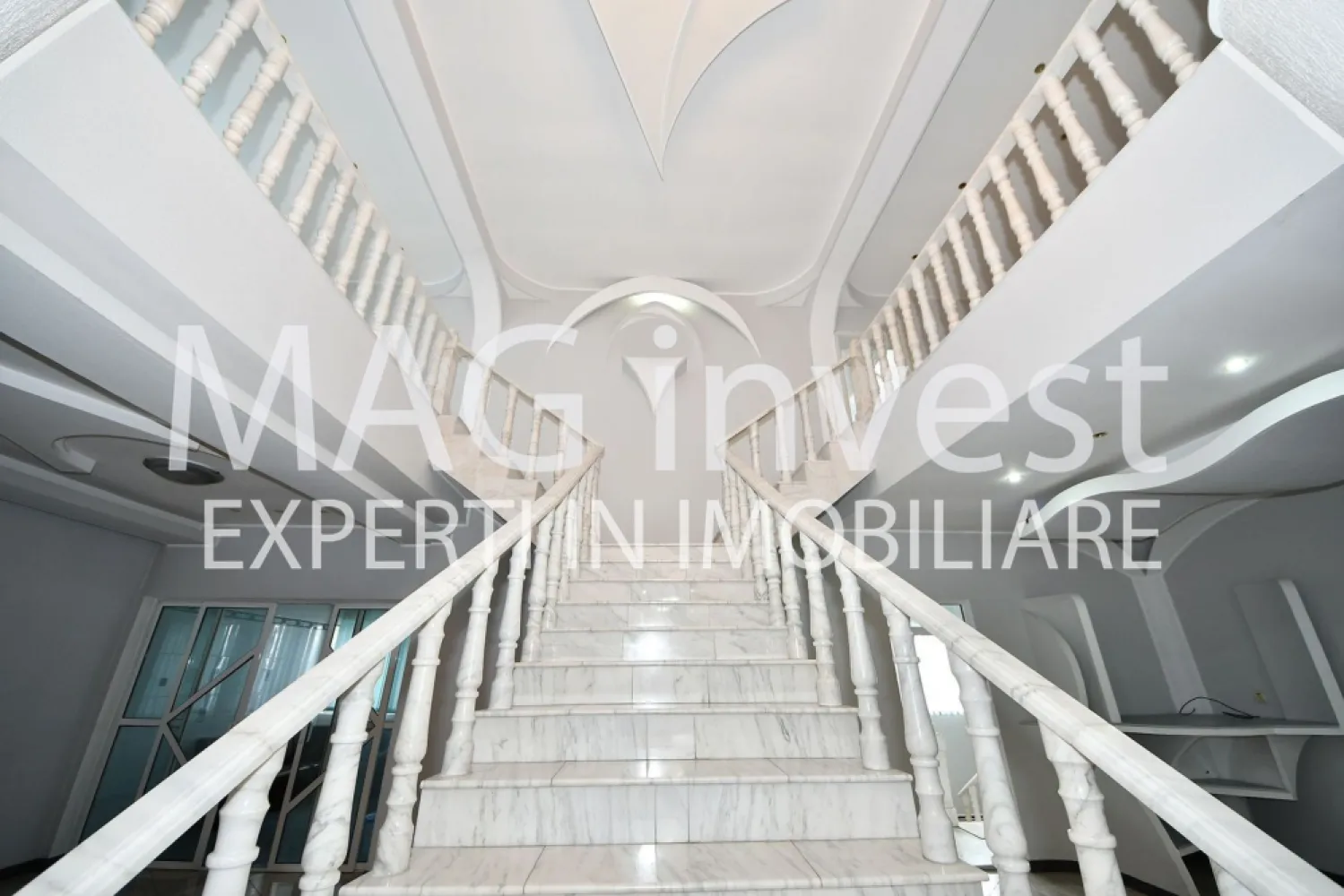 Exclusivitate - Vila P+2E - 15 camere, garaj - Mazepa 2, str. Al. Cernat - Vă prezentăm o proprietate de excepție situată pe strada Alexandru Cernat, într-o locație excelentă, în apropiere de prestigioasa clinică Hiperdia. Această vilă spațioasă și elegantă oferă confort și versatilitate pentru locuință sau activități comerciale.

Detalii proprietate:

Suprafață desfășurată: 1000 mp
Compartimentare: demisol, parter, etaj 1 și mansardă
Camere: 15 spațioase și luminoase
Grupuri sanitare: 3, moderne și funcționale
Confort: aer condiționat și centrală termică proprie pentru încălzire eficientă
Construcție: an 1995, acoperiș din tablă Lindab
Izolație: tâmplărie termopan
Finisaje: gresie, faianță, parchet laminat
Curte: frumos amenajată, ideală pentru relaxare și petrecere a timpului liber
Gard: zidărie solidă
Această proprietate dispune de un garaj la demisol, asigurând spațiu pentru parcare și depozitare. Cu o destinație flexibilă, este perfectă atât pentru locuință, cât și pentru diverse activități comerciale.

Preț: 425.000 euro, negociabil 
Comision agenție: 1,5% din valoarea tranzacției + TVA

Oferta este disponibilă în exclusivitate, garantând o colaborare profesionistă și eficientă.
Pentru mai multe detalii și programarea unei vizionări, contactați-ne la: Telefon: 0740.949.871 – Marian Ene, consilier imobiliar Mag Invest

Vă invităm să descoperiți această oportunitate unică!