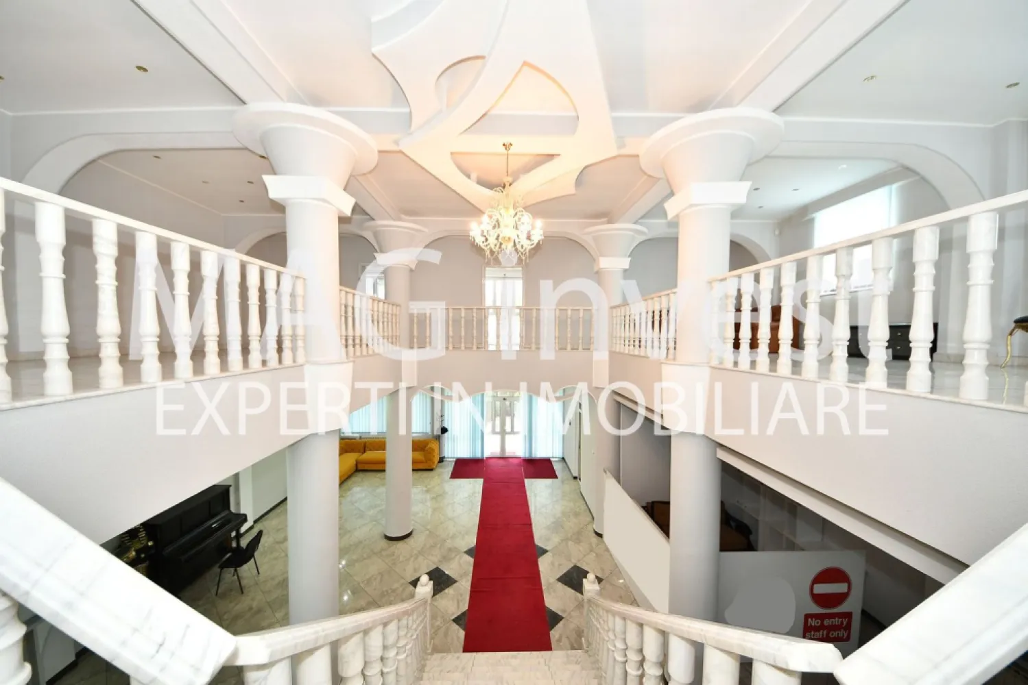 Exclusivitate - Vila P+2E - 15 camere, garaj - Mazepa 2, str. Al. Cernat - Vă prezentăm o proprietate de excepție situată pe strada Alexandru Cernat, într-o locație excelentă, în apropiere de prestigioasa clinică Hiperdia. Această vilă spațioasă și elegantă oferă confort și versatilitate pentru locuință sau activități comerciale.

Detalii proprietate:

Suprafață desfășurată: 1000 mp
Compartimentare: demisol, parter, etaj 1 și mansardă
Camere: 15 spațioase și luminoase
Grupuri sanitare: 3, moderne și funcționale
Confort: aer condiționat și centrală termică proprie pentru încălzire eficientă
Construcție: an 1995, acoperiș din tablă Lindab
Izolație: tâmplărie termopan
Finisaje: gresie, faianță, parchet laminat
Curte: frumos amenajată, ideală pentru relaxare și petrecere a timpului liber
Gard: zidărie solidă
Această proprietate dispune de un garaj la demisol, asigurând spațiu pentru parcare și depozitare. Cu o destinație flexibilă, este perfectă atât pentru locuință, cât și pentru diverse activități comerciale.

Preț: 425.000 euro, negociabil 
Comision agenție: 1,5% din valoarea tranzacției + TVA

Oferta este disponibilă în exclusivitate, garantând o colaborare profesionistă și eficientă.
Pentru mai multe detalii și programarea unei vizionări, contactați-ne la: Telefon: 0740.949.871 – Marian Ene, consilier imobiliar Mag Invest

Vă invităm să descoperiți această oportunitate unică!