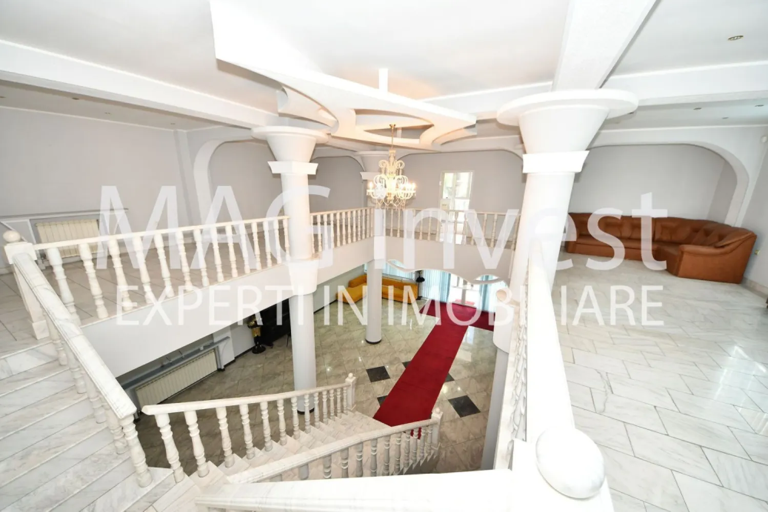Exclusivitate - Vila P+2E - 15 camere, garaj - Mazepa 2, str. Al. Cernat - Vă prezentăm o proprietate de excepție situată pe strada Alexandru Cernat, într-o locație excelentă, în apropiere de prestigioasa clinică Hiperdia. Această vilă spațioasă și elegantă oferă confort și versatilitate pentru locuință sau activități comerciale.

Detalii proprietate:

Suprafață desfășurată: 1000 mp
Compartimentare: demisol, parter, etaj 1 și mansardă
Camere: 15 spațioase și luminoase
Grupuri sanitare: 3, moderne și funcționale
Confort: aer condiționat și centrală termică proprie pentru încălzire eficientă
Construcție: an 1995, acoperiș din tablă Lindab
Izolație: tâmplărie termopan
Finisaje: gresie, faianță, parchet laminat
Curte: frumos amenajată, ideală pentru relaxare și petrecere a timpului liber
Gard: zidărie solidă
Această proprietate dispune de un garaj la demisol, asigurând spațiu pentru parcare și depozitare. Cu o destinație flexibilă, este perfectă atât pentru locuință, cât și pentru diverse activități comerciale.

Preț: 425.000 euro, negociabil 
Comision agenție: 1,5% din valoarea tranzacției + TVA

Oferta este disponibilă în exclusivitate, garantând o colaborare profesionistă și eficientă.
Pentru mai multe detalii și programarea unei vizionări, contactați-ne la: Telefon: 0740.949.871 – Marian Ene, consilier imobiliar Mag Invest

Vă invităm să descoperiți această oportunitate unică!