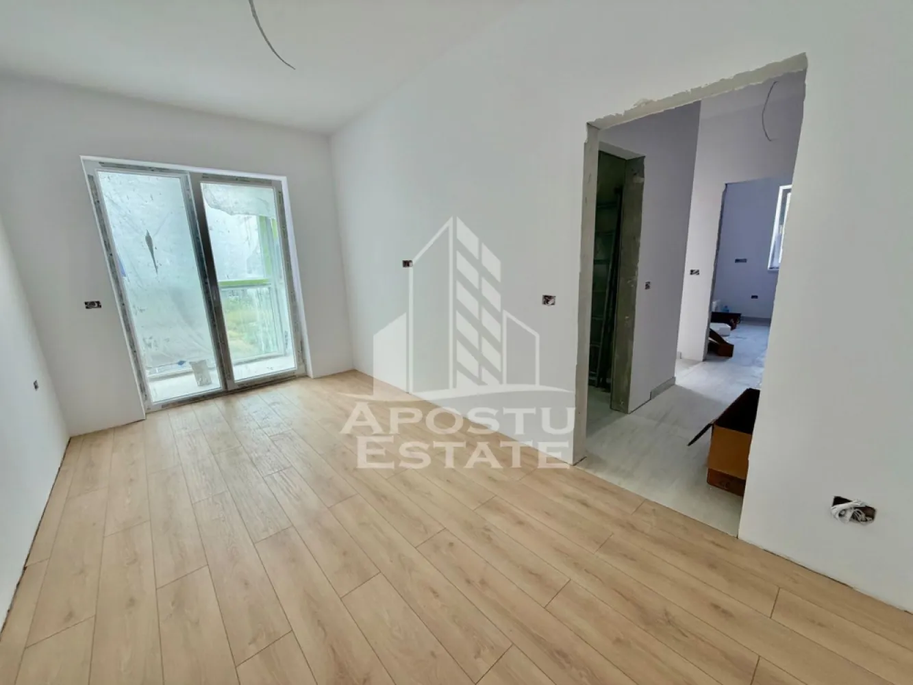 Apartament cu 2 camere, decomandat, etaj 1, zona Planetelor - APOSTU ESTATE va ofera spre vanzare un apartament cu 2 camere, decomandat, situat la etaj intermediar in zona Planetelor din Giroc.
Dispune de o suprafata utila de 58 mp + balcon inchis de aproximativ 5 mp fiecare.
Confortul termic se realizeaza cu ajutorul centralei proprii pe gaz cu incalzire in pardoseala.
1 loc de parcare.
Regimul de inaltime al blocului este P+2+M
Geamuri tripan de la Gealan, usi Klassen.
Pe etaj sunt 3 apartamente.
Acoperis de tigla de beton, pod izolat.

Compartimentare:
- living
- bucatarie inchisa
- baie
- dormitor
- balcon

Pretul este 104.400 euro negociabil
Va asteptam cu drag la o vizionare!
CP 3200614