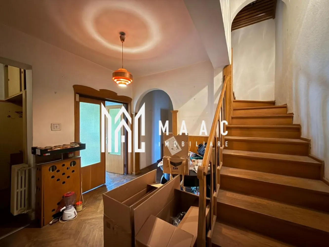 Apartament 3 camere la casa | Garaj | Balcon | Central - MAAC Imobiliare propune atentiei dumneavoastra un apartament cu 3 camere la casa, desfasurat pe 2 niveluri, amplasat in zona Centrala (la 10 minute de mers pe jos de centrul istoric - reper Strada Constantin Noica).

Locuinta se poate renova de catre proprietar sau de catre chirias, dupa bunul plac si se rediscuta cuantumul chiriei.

Apartamentul este configurat astfel - doua camere, bucatarie, baie cu geam, hol, camara, balcon, logie, la parter si o camera, baie cu geam, hol si balcon, la etajul 1.

Orientarea este SUD-VEST, ceea ce ofera locuintei un plus de confort si luminozitate.

Suprafata totala a terenului este de 170mp. Curtea este comuna cu inca un locatar.

Aferent - garaj, pivnita si pod.

Structura imobilului este solida si amplasamentul acestuia este avantajos, aflandu-se intr-o zona linistita de case.

Incalzirea se face cu centrala proprie si calorifere. Contorizarea este separata.

Se percepe garantie in cuantumul unei chirii lunare. Disponibilitate imediata.

Pentru mai multe detalii specificati telefonic: CP2849512