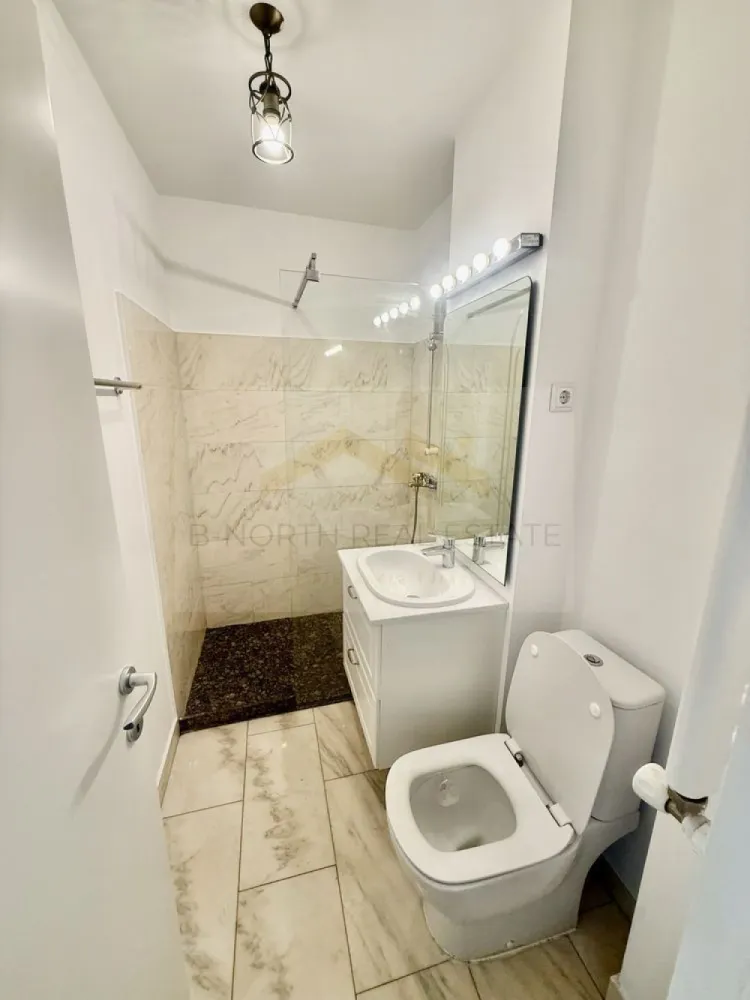 Penthouse 4 camere de închiriat | Unirii – Mircea Vodă | 127 mp | Terasă - B-North Real Estate vă propune spre închiriere un penthouse spectaculos, dispus pe două niveluri, situat pe Bulevardul Mircea Vodă, la intersecția cu Bulevardul Unirii, vis-a-vis de Tribunalul București și Hotel Mercure.
Apartamentul este amplasat la etajele 8 și 9, are o suprafață generoasă de 127 mp și beneficiază de o terasă spațioasă, balcoane la fiecare cameră și priveliști panoramice către Palatul Parlamentului, Catedrala Mântuirii Neamului și centrul Capitalei.

Caracteristici principale:

Penthouse dispus pe două niveluri
127 mp utili
Compartimentare decomandată
Etajele 8 și 9
Terasă generoasă
Balcon la fiecare încăpere
Se închiriază semimobilat
Disponibil imediat

Dotări și beneficii:

Aer condiționat în fiecare cameră
Pardoseală din lemn triplu stratificat
Ferestre tripan de înaltă performanță
Bucătărie complet utilată
Băi finisate cu marmură albă și granit
Obiecte sanitare Villeroy & Boch
Scară interioară din granit
Lift modern și silențios
Apartament recent renovat

Avantaje locație:

Bulevardul Mircea Vodă, colț cu Bulevardul Unirii
Vis-a-vis de Tribunalul București și Hotel Mercure
Acces rapid către Piața Unirii și centrul orașului
Restaurante, cafenele, magazine și mijloace de transport în imediata apropiere
Parcare la liber în fața imobilului

Potrivit pentru:

Locuință
Expați
Manageri
Profesioniști care își doresc un apartament premium în centrul Bucureștiului

Preț și condiții:

Chirie: 1.200 euro/lună – negociabil

Pentru informații suplimentare și programarea unei vizionări, contactați B-North Real Estate.