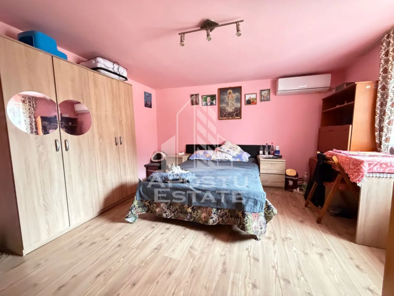 Apartament cu 2 camere la curte comuna, in zona Fabric, Timisoara - Apostu Estate va ofera spre vanzare un apartament cu 2 camere, situat la doar cateva minute de centrul orasului, in zona bisericii , zona Fabric, localitatea Timisoara, judetul Timis.

Apartamentul dispune de aproximativ 60 mp, se regaseste la curte comuna cu alte 5 apartamente.

Confortul termic este realizat prin intermediul centralei proprii pe curent si a aparatului de aer conditionat.

Compartimentare: hol de acces de unde avem intrarea spre; bucatarie, camera, baie, din baie se face accesul spre a doua camera.
Baia are boiler.
Acesta beneficiaza de o anexa in curte care urmeaza sa fie intabulata.
Exista posibilitatea de mansardare. 

In apropierea imobilului se afla Piata Traian, Fosta fabrica de bere, Parcul Regina Maria.

Apartamentul se vinde partial mobilat.

Agentia imobiliara Apostu Estate va asteapta cu drag la o vizionare astfel incat tu sa devi noul proprietar al acestui apartament.
ID Intern: CP3200634!
