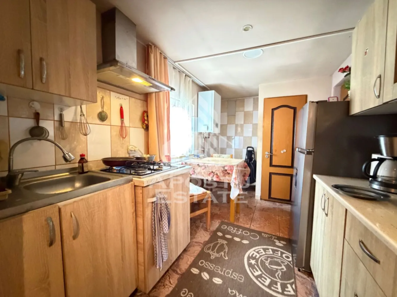 Apartament cu 2 camere la curte comuna, in zona Fabric, Timisoara - Apostu Estate va ofera spre vanzare un apartament cu 2 camere, situat la doar cateva minute de centrul orasului, in zona bisericii , zona Fabric, localitatea Timisoara, judetul Timis.

Apartamentul dispune de aproximativ 60 mp, se regaseste la curte comuna cu alte 5 apartamente.

Confortul termic este realizat prin intermediul centralei proprii pe curent si a aparatului de aer conditionat.

Compartimentare: hol de acces de unde avem intrarea spre; bucatarie, camera, baie, din baie se face accesul spre a doua camera.
Baia are boiler.
Acesta beneficiaza de o anexa in curte care urmeaza sa fie intabulata.
Exista posibilitatea de mansardare. 

In apropierea imobilului se afla Piata Traian, Fosta fabrica de bere, Parcul Regina Maria.

Apartamentul se vinde partial mobilat.

Agentia imobiliara Apostu Estate va asteapta cu drag la o vizionare astfel incat tu sa devi noul proprietar al acestui apartament.
ID Intern: CP3200634!