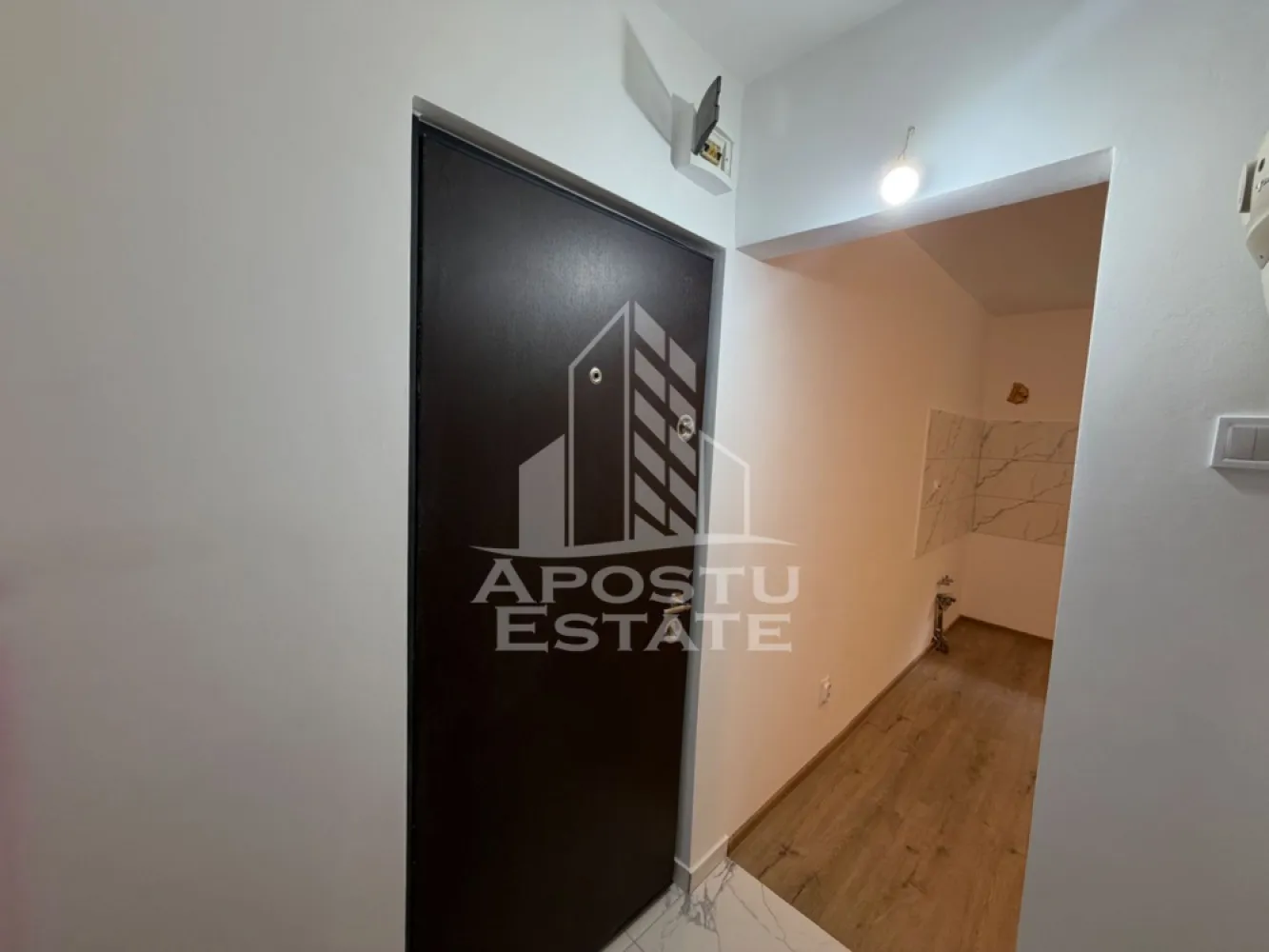 Garsoniera de vanzare , Zona Lipovei , Timisoara - Agentia imobiliara, Apostu Estate, va propune spre vanzare o garsoniera situata la parter la un bloc format din 4 etaje, aflat în zona Lipovei din Timisoara

Actualul proprietar a renovat complet garsoniera.

Garsoniera are o suprafata utilă de 14 mp ,compartimentata astfel :
- 1 camera
- 1 chicineta 
- 1 baie

Confort termic: apa calda pe boiler Mențiune: Teava de gaz este trasă în casă, dar este oprită momentan (posibilitate de reconectare).”

Garsoniera se preda nemobilata , conform pozelor

Amplasarea imobilului oferă acces facil către punctele cu interes major din zona precum mijloacele de transport in comun , magazine , Iulius Mall sau unitati de învatamant .

Oferim consultanta gratuita cu privire la obtinerea creditelor bancare pentru achizitii imobiliare .

Nu ezitati sa ne contactati pentru stabilirea unei vizionari sau alte detalii suplimentare .

ID intern : CP3199728