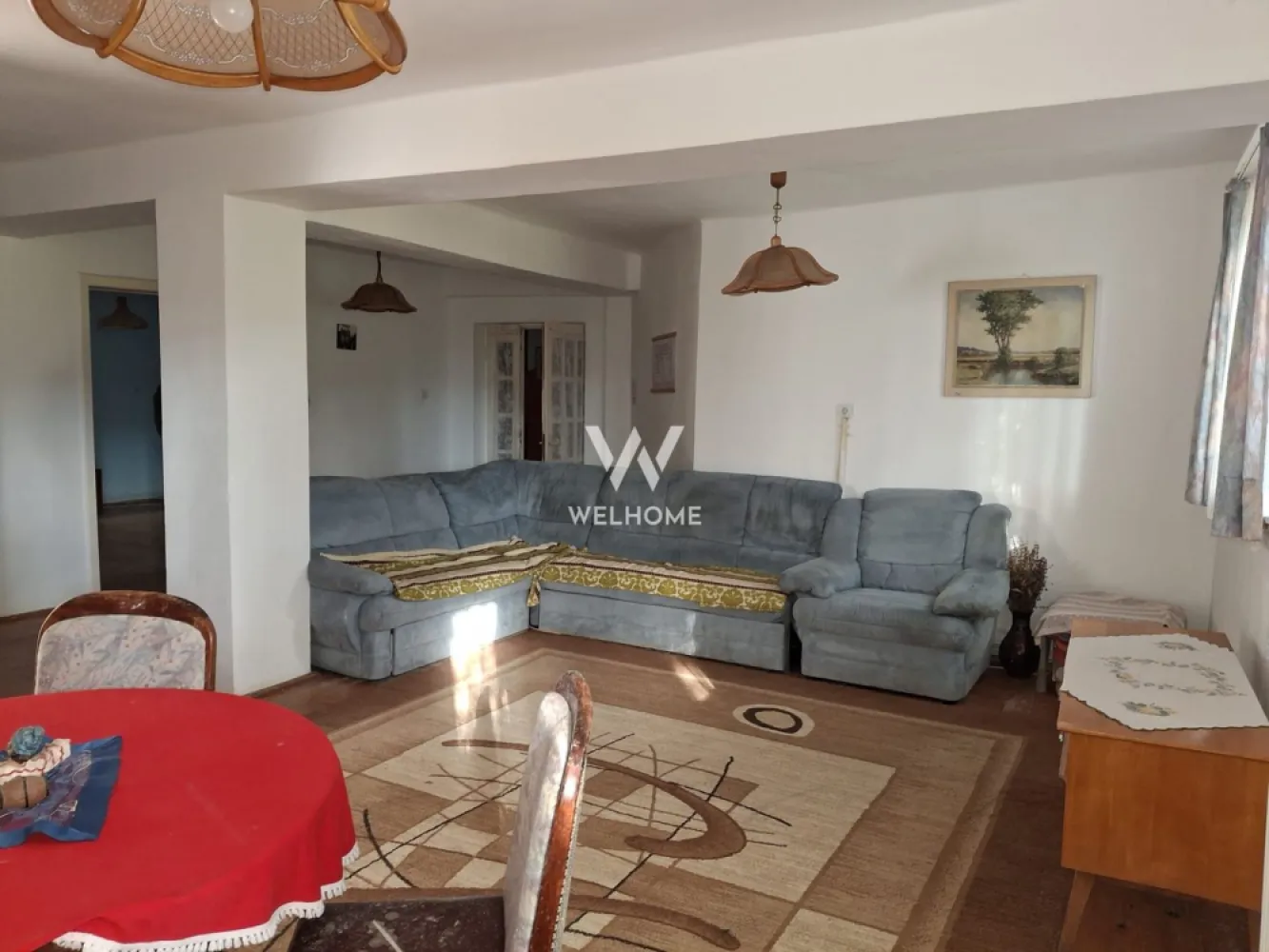 Casa cu 15 camere de vanzare in Bazna, Sibiu ( azil, pensiune) - Situată într-una dintre cele mai promiţătoare zone turistice şi balneare din judeţul Sibiu, această proprietate oferă teren generos şi clădire spaţioasă, ideală pentru proiecte cu valoare adăugată comercială sau socială.
Detalii proprietate
– Teren în suprafaţă de 1.400 mp, pe care este construit un imobil de 636 mp.
– Clădirea principală are 15 camere, dintre care 11 dormitoare, plus: 2 bucătării, 4 băi, 2 livinguri, 2 cămări, o spălătorie, o uscătorie, 2 camere de relaxare.
– Dispune de 2 centrale termice, sistem de încălzire dual (gaz şi lemne) – oferind flexibilitate şi economie.
– La demisol există o pivniţă.
– Există încă o clădire secundară, cu intrare separată, compusă dintr-o cameră – ideală pentru birou, spaţiu adjunct sau cazare individuală.
– Clădirea principală prezintă etaj asupra parterului, realizat din lemn; tâmplăria este din lemn cu geam termopan.
– Proprietatea este racordată la toate utilităţile (apă, gaz, canalizare, curent), are trei intrări: una direct din drumul principal, cealalte doua de pe o stradă laterală – facilitând acces şi eventual delimitarea unor fluxuri separate (cazare / admin / serviciu).
– Locuri de parcare disponibile pe teren, ceea ce sporeşte confortul atât pentru oaspeţi, cât şi pentru personal.
Potential de dezvoltare extrem de ridicat
Datorită compartimentării generoase (11 dormitoare, 2 livinguri, spaţii auxiliare) şi a poziţionării în zona staţiunii balneare, imobilul este ideal atât pentru convertirea într-un azil / centru de îngrijire pentru vârstnici, cât şi pentru o pensiune / unitate de cazare turistică. Iată câteva argumente-cheie:
Zona Bazna Bai este recunoscută pentru apele sale sărate-minerale cu proprietăţi terapeutice, ceea ce adaugă o valoare distinctă în domeniul turismului medical şi al îngrijirii pentru seniori.
Proiectul de dezvoltare turistică al comunei Bazna include infrastructură de agrement, parte a strategiei de valorizare a staţiunii balneoclimaterice. De exemplu, documentele indică faptul că UAT Bazna implementează un obiectiv de „Dezvoltarea economică a staţiunii balneoclimatice Bazna prin extinderea infrastructurii de agrement”.
Potenţialul turistic este amplificat de planuri privind realizarea unui aquapark în zonă, ceea ce creează un cadru prielnic pentru investiţii conexe în turism, relaxare şi îngrijire. 
Pentru varianta azil, potenţialul este dublat de demografia vârstnică in tot judetul Sibiu, de cererea pentru servicii de îngrijire şi de avantajul unei locaţii liniştite, aproape de staţiune, dar cu acces facil.
Pentru varianta pensiune/turism, cele două intrări, suprafaţa generoasă, parcul şi parcarile permit flexibilitate: pot fi amenajate zone de relaxare, spaţii comune, grădină, terasă, chiar facilităţi pentru familie.

Avantaje competitive
 Apropierea de staţiunea Bazna Bai adaugă un plus de imagine, oferind un cadru de relaxare pentru rezidenţi.

Pret 150.000 euro, negociabil

Detalii si vizionari : 0740066818 Cristina
