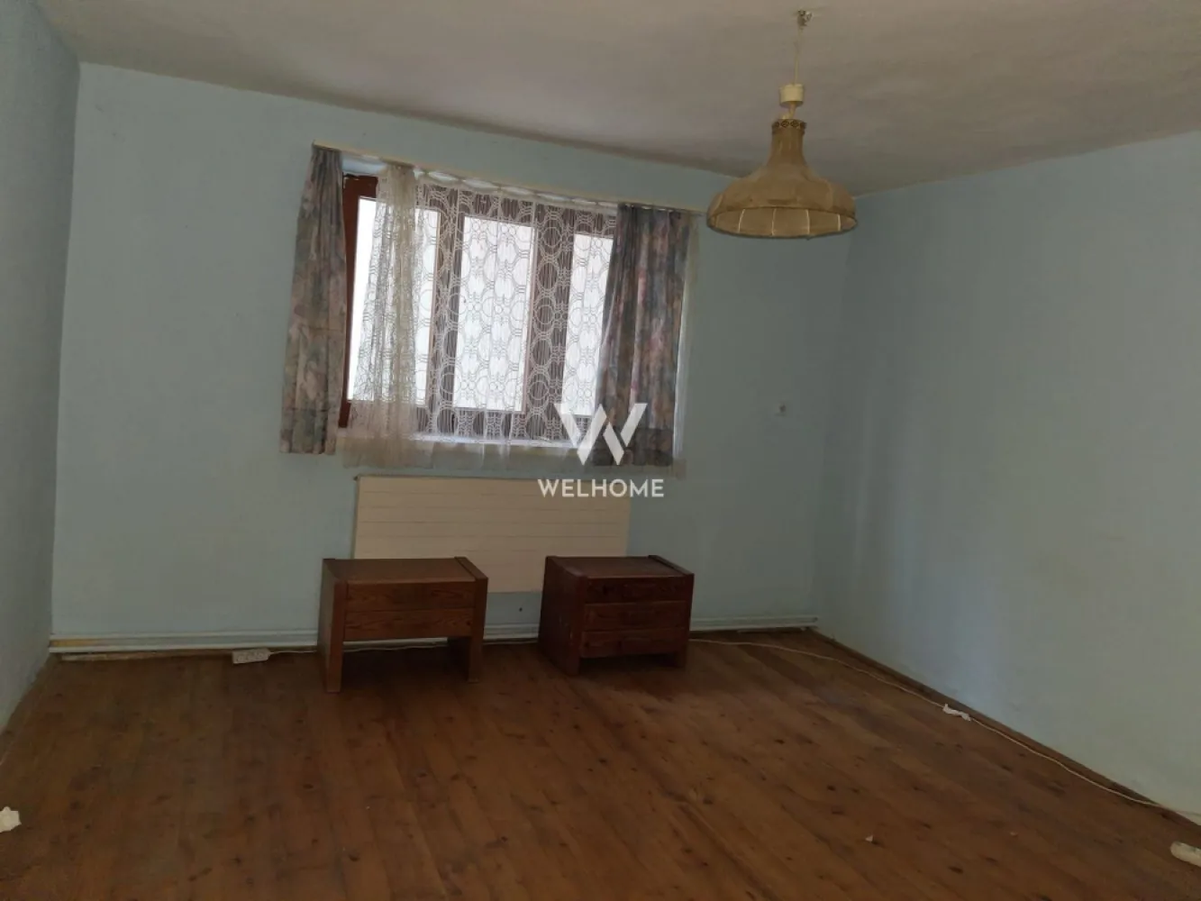 Casa cu 15 camere de vanzare in Bazna, Sibiu ( azil, pensiune) - Situată într-una dintre cele mai promiţătoare zone turistice şi balneare din judeţul Sibiu, această proprietate oferă teren generos şi clădire spaţioasă, ideală pentru proiecte cu valoare adăugată comercială sau socială.
Detalii proprietate
– Teren în suprafaţă de 1.400 mp, pe care este construit un imobil de 636 mp.
– Clădirea principală are 15 camere, dintre care 11 dormitoare, plus: 2 bucătării, 4 băi, 2 livinguri, 2 cămări, o spălătorie, o uscătorie, 2 camere de relaxare.
– Dispune de 2 centrale termice, sistem de încălzire dual (gaz şi lemne) – oferind flexibilitate şi economie.
– La demisol există o pivniţă.
– Există încă o clădire secundară, cu intrare separată, compusă dintr-o cameră – ideală pentru birou, spaţiu adjunct sau cazare individuală.
– Clădirea principală prezintă etaj asupra parterului, realizat din lemn; tâmplăria este din lemn cu geam termopan.
– Proprietatea este racordată la toate utilităţile (apă, gaz, canalizare, curent), are trei intrări: una direct din drumul principal, cealalte doua de pe o stradă laterală – facilitând acces şi eventual delimitarea unor fluxuri separate (cazare / admin / serviciu).
– Locuri de parcare disponibile pe teren, ceea ce sporeşte confortul atât pentru oaspeţi, cât şi pentru personal.
Potential de dezvoltare extrem de ridicat
Datorită compartimentării generoase (11 dormitoare, 2 livinguri, spaţii auxiliare) şi a poziţionării în zona staţiunii balneare, imobilul este ideal atât pentru convertirea într-un azil / centru de îngrijire pentru vârstnici, cât şi pentru o pensiune / unitate de cazare turistică. Iată câteva argumente-cheie:
Zona Bazna Bai este recunoscută pentru apele sale sărate-minerale cu proprietăţi terapeutice, ceea ce adaugă o valoare distinctă în domeniul turismului medical şi al îngrijirii pentru seniori.
Proiectul de dezvoltare turistică al comunei Bazna include infrastructură de agrement, parte a strategiei de valorizare a staţiunii balneoclimaterice. De exemplu, documentele indică faptul că UAT Bazna implementează un obiectiv de „Dezvoltarea economică a staţiunii balneoclimatice Bazna prin extinderea infrastructurii de agrement”.
Potenţialul turistic este amplificat de planuri privind realizarea unui aquapark în zonă, ceea ce creează un cadru prielnic pentru investiţii conexe în turism, relaxare şi îngrijire. 
Pentru varianta azil, potenţialul este dublat de demografia vârstnică in tot judetul Sibiu, de cererea pentru servicii de îngrijire şi de avantajul unei locaţii liniştite, aproape de staţiune, dar cu acces facil.
Pentru varianta pensiune/turism, cele două intrări, suprafaţa generoasă, parcul şi parcarile permit flexibilitate: pot fi amenajate zone de relaxare, spaţii comune, grădină, terasă, chiar facilităţi pentru familie.

Avantaje competitive
 Apropierea de staţiunea Bazna Bai adaugă un plus de imagine, oferind un cadru de relaxare pentru rezidenţi.

Pret 150.000 euro, negociabil

Detalii si vizionari : 0740066818 Cristina