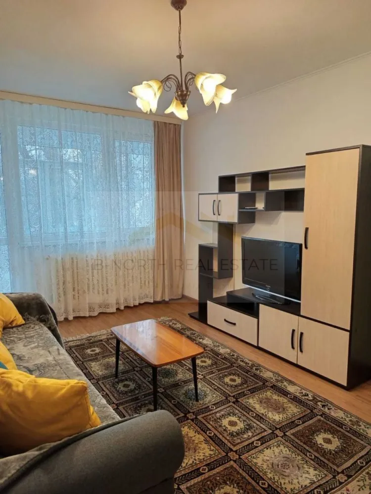 Apartament 3 camere de închiriat | Alexandru Obregia – Piața Sudului | 69 mp - B-North Real Estate vă propune spre închiriere un apartament cu 3 camere, situat pe Bulevardul Alexandru Obregia, într-o zonă bine conectată, cu stația STB chiar în fața blocului și acces facil către stația de metrou Piața Sudului.
Apartamentul este situat la etajul 2, are o suprafață totală de 69 mp și se închiriază complet mobilat și utilat, fiind pregătit pentru mutare imediată.

Caracteristici principale:

3 camere
Compartimentare decomandată
Suprafață totală: 69 mp
Etaj 2
Complet mobilat și utilat
Disponibil imediat

Dotări și beneficii:

Aer condiționat
Boiler
Bucătărie complet utilată
Mobilier complet
Spații generoase de depozitare
Logie
Baie cu aerisire naturală

Avantaje locație:

Bulevardul Alexandru Obregia
Stația STB în fața blocului
Aproximativ 20 de minute de mers până la metrou Piața Sudului
În apropiere de magazine, piață, școli și grădinițe
Zonă cu spații verzi și acces rapid către principalele puncte de interes

Preț și condiții:

Chirie: 477 euro/lună
Garanție: echivalentul unei luni de chirie
Contract înregistrat la ANAF

Pentru informații suplimentare și programarea unei vizionări, contactați B-North Real Estate.